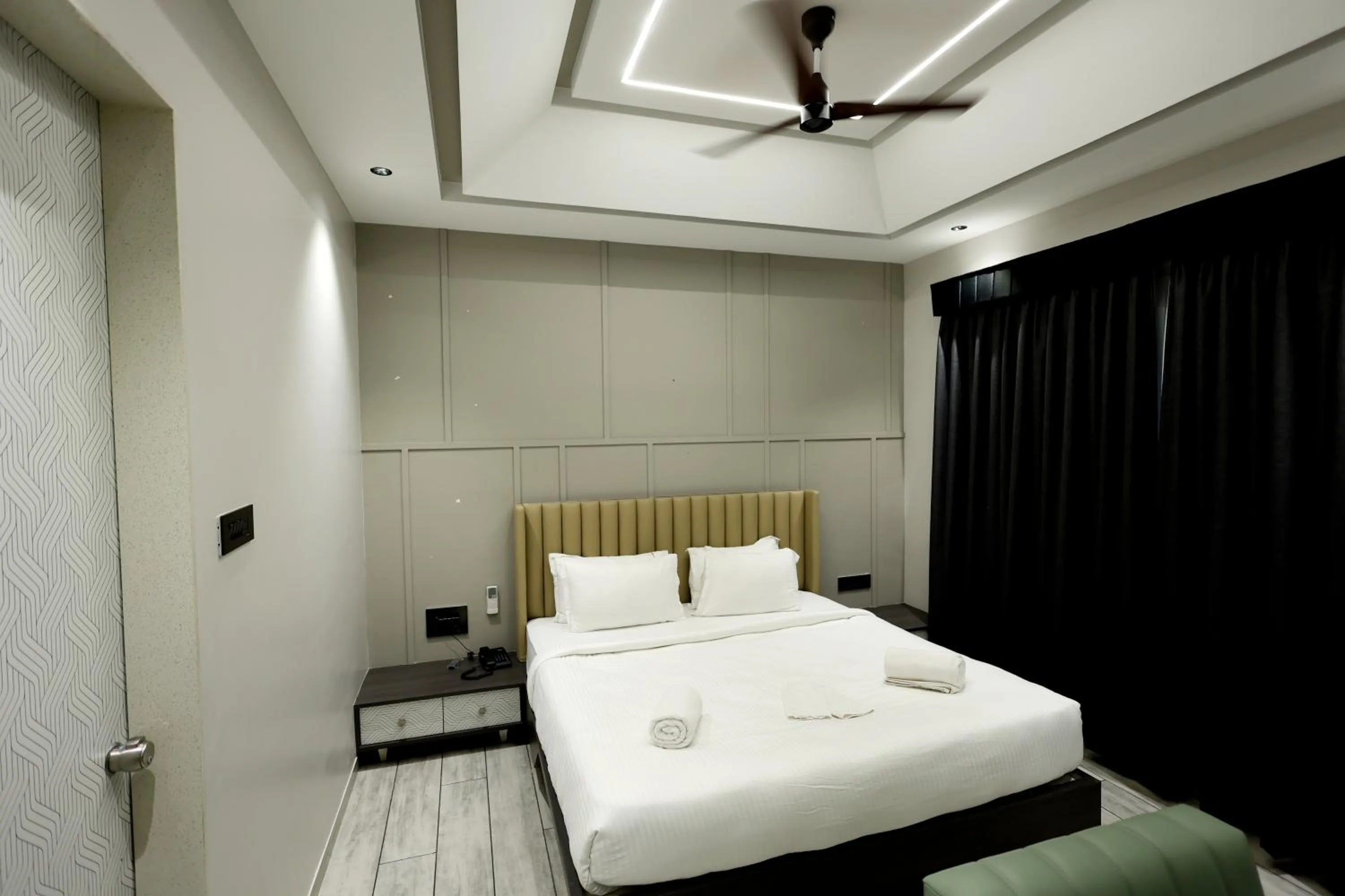 Bedroom, Bed in Hotel Statusinn, Ichalkaranji