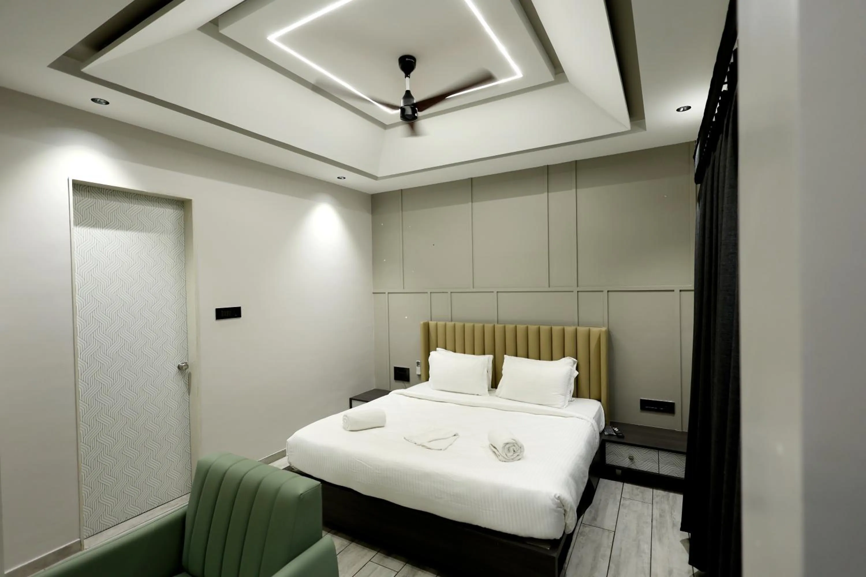 Photo of the whole room, Bed in Hotel Statusinn, Ichalkaranji