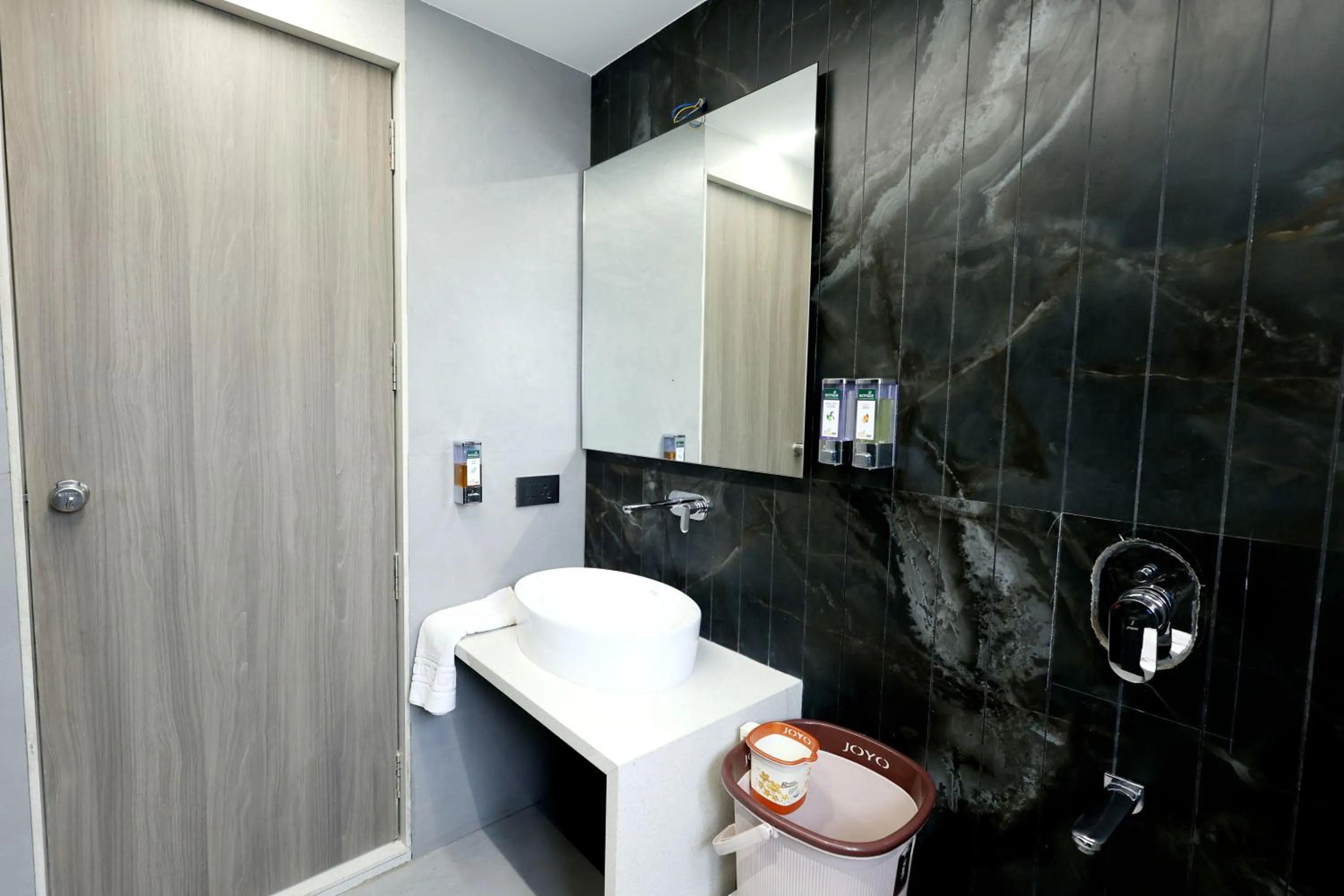 Bathroom in Hotel Statusinn, Ichalkaranji