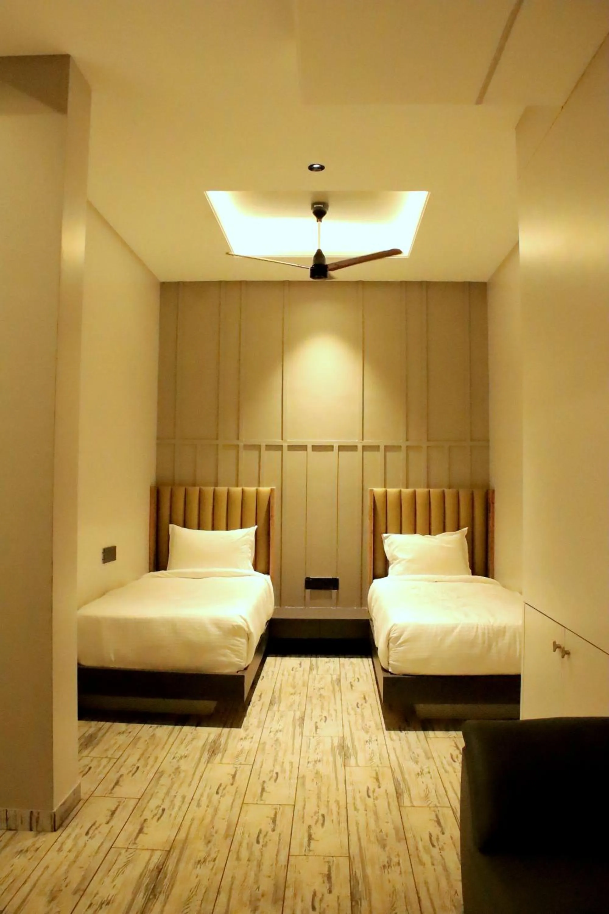 Bed in Hotel Statusinn, Ichalkaranji