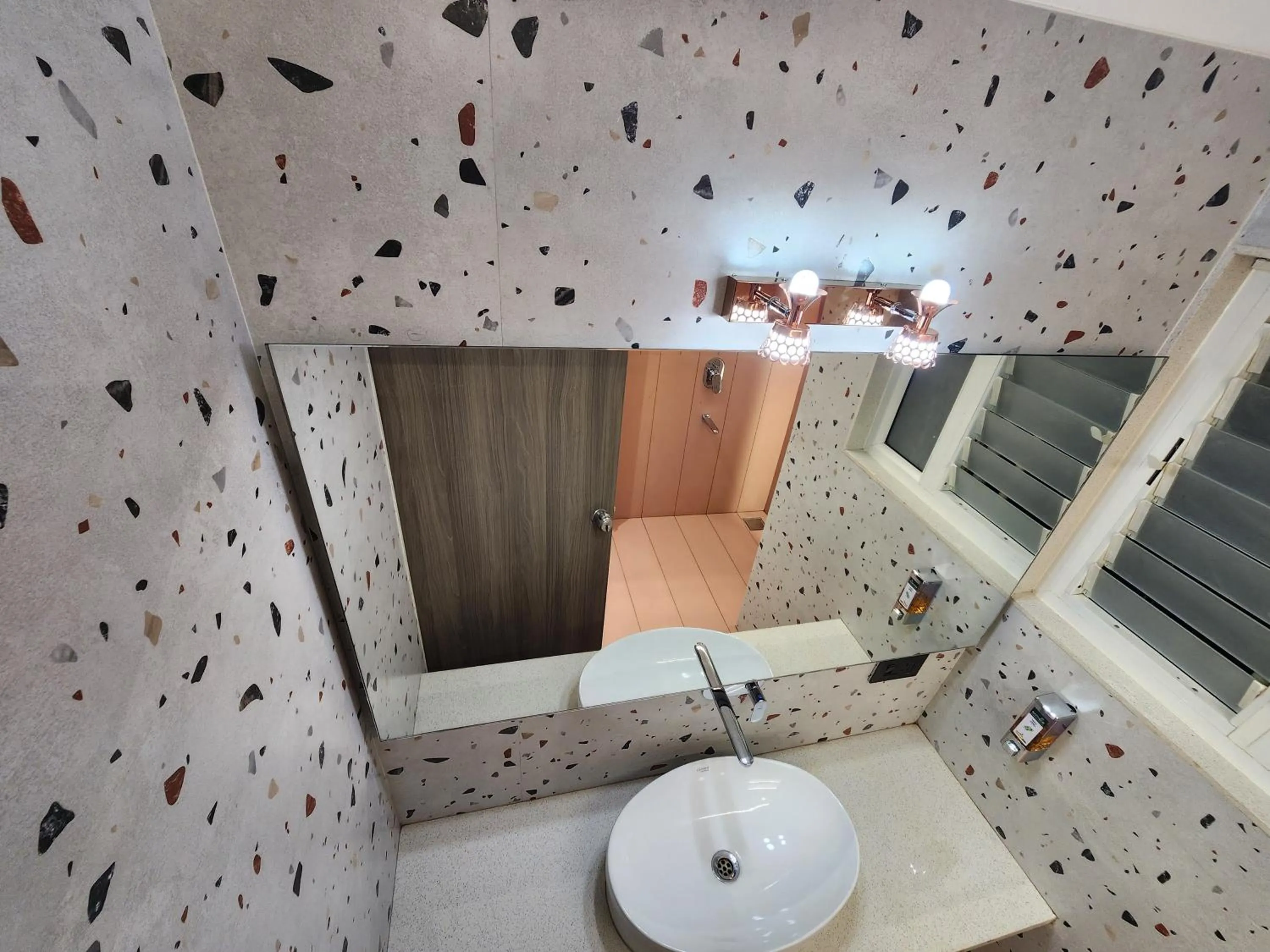 Shower in Hotel Statusinn, Ichalkaranji