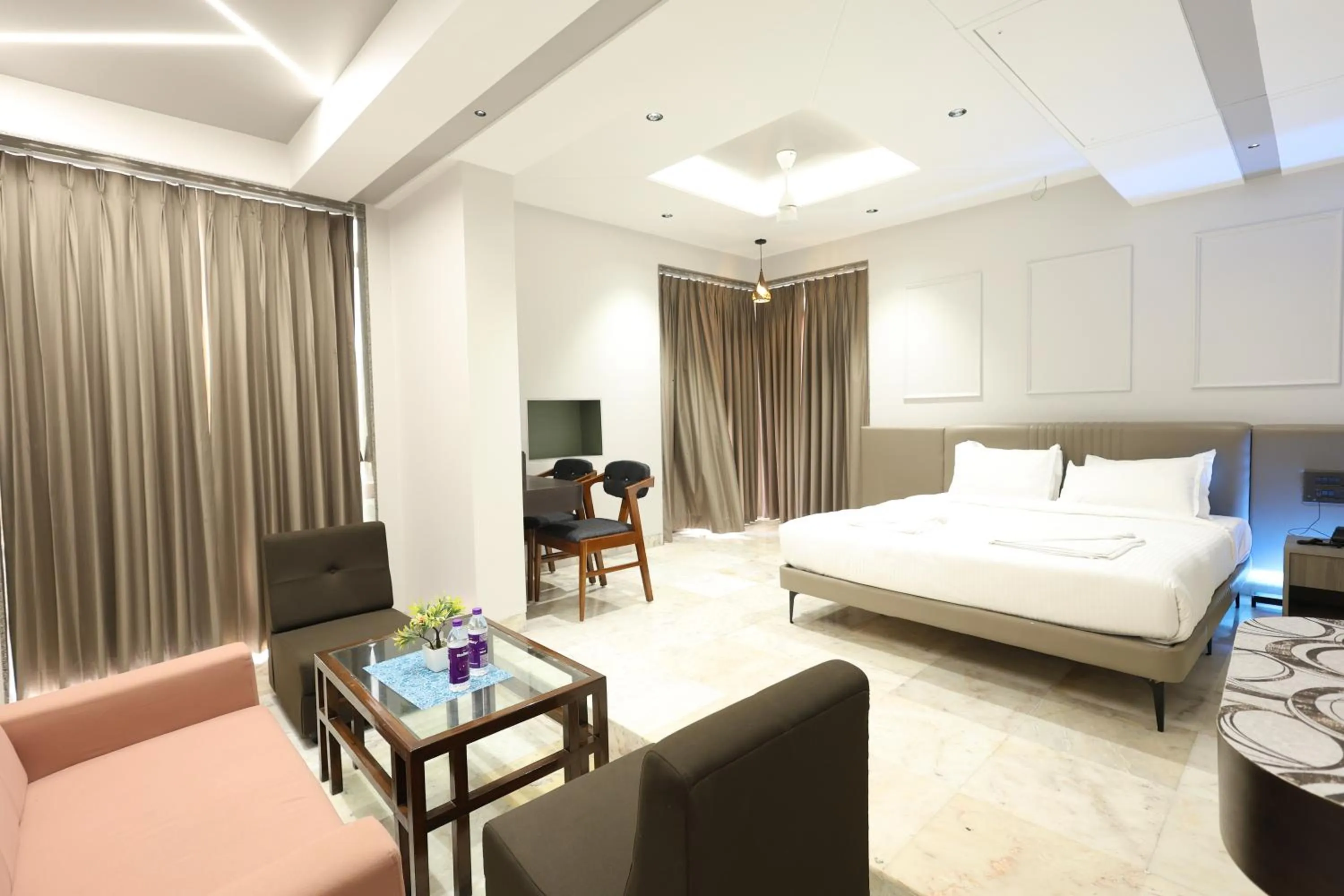 Photo of the whole room, Bed in Hotel Statusinn, Ichalkaranji