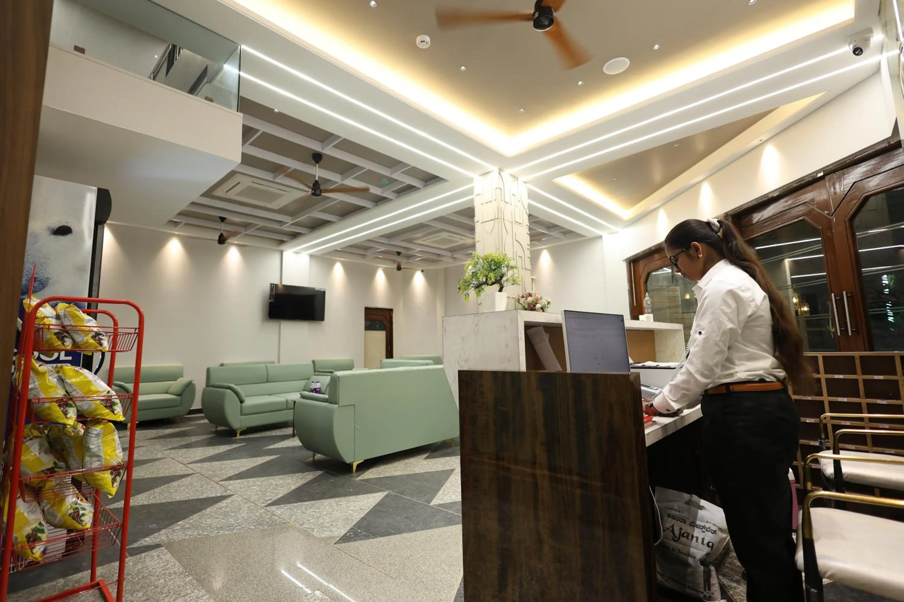 Lobby or reception in Hotel Statusinn, Ichalkaranji