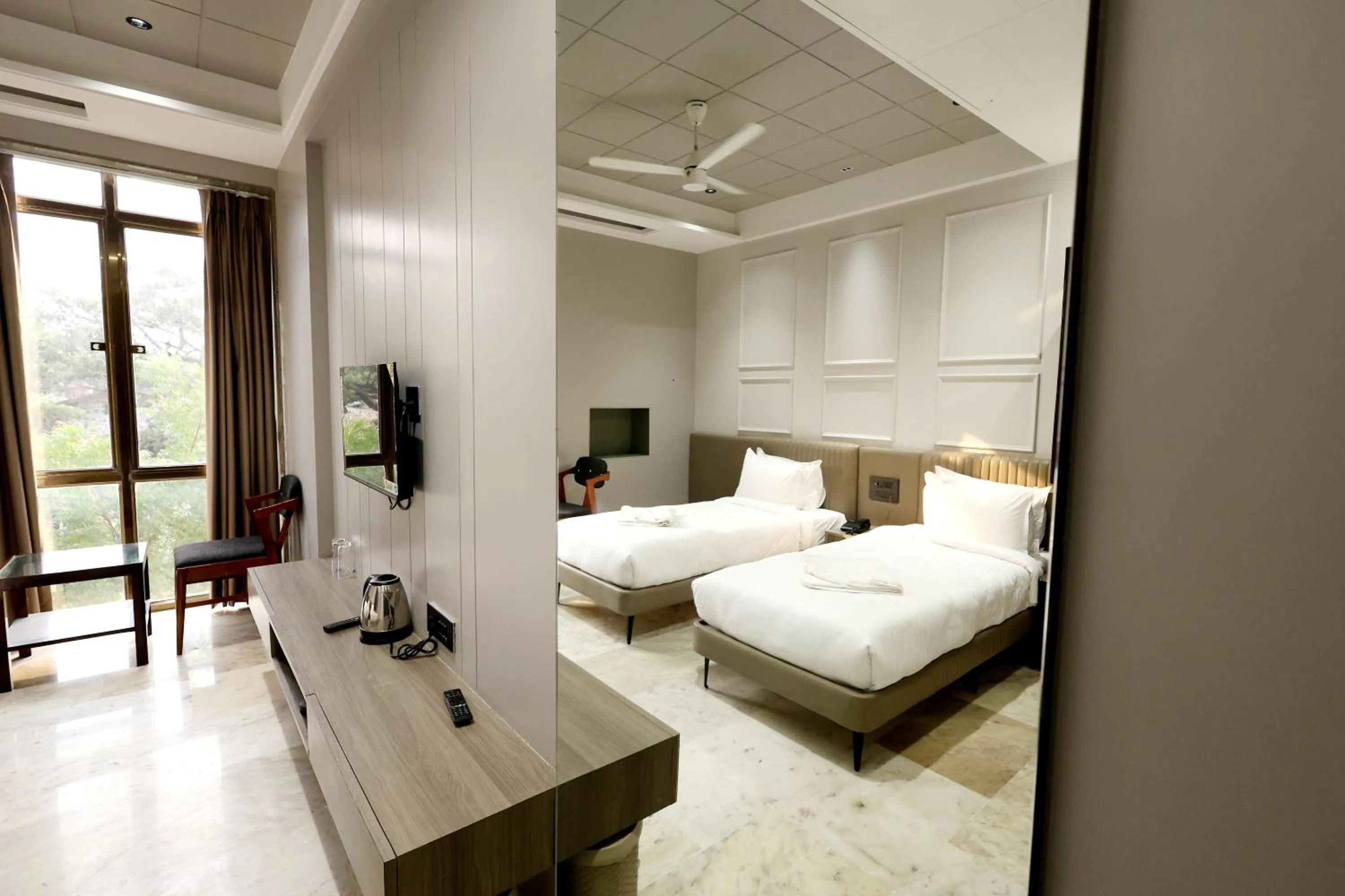 Bed in Hotel Statusinn, Ichalkaranji