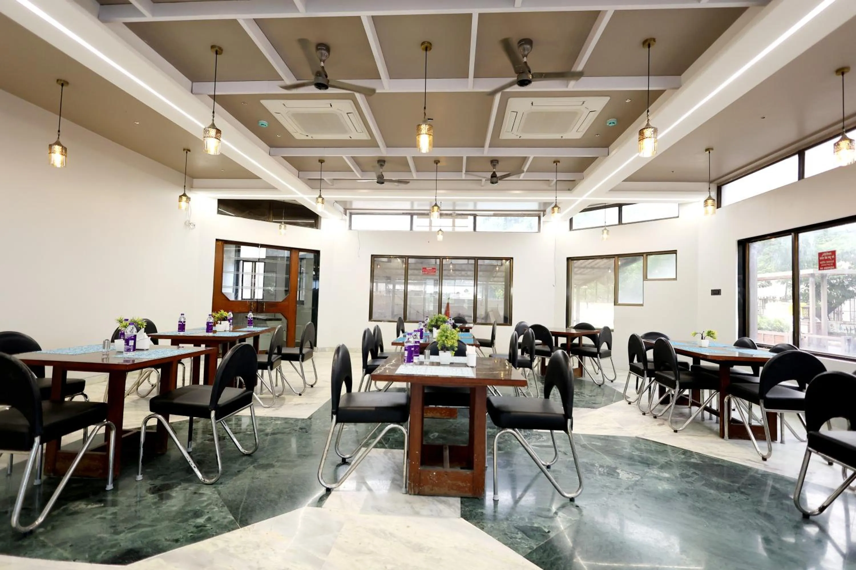 Restaurant/places to eat in Hotel Statusinn, Ichalkaranji