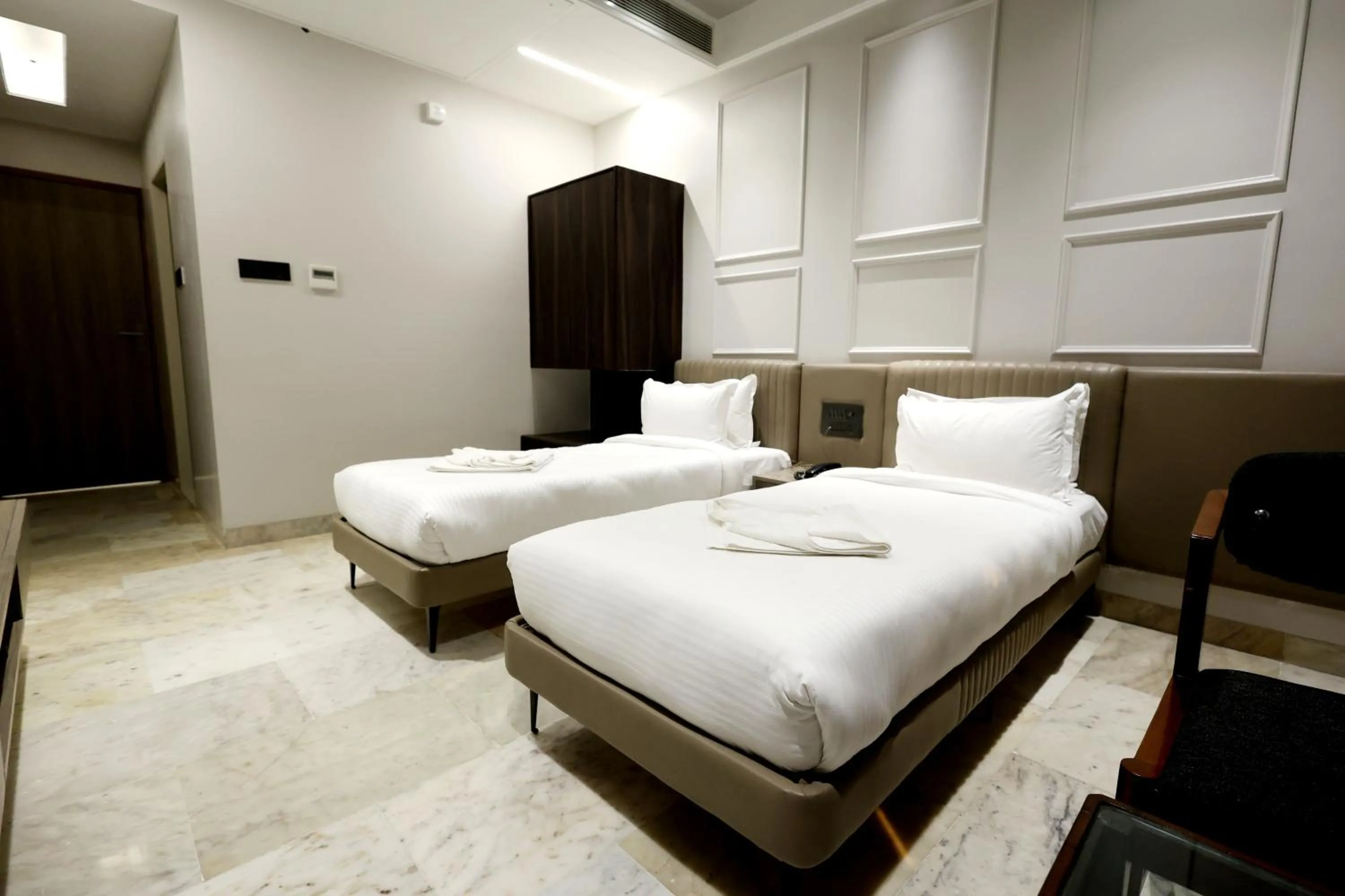 Bed in Hotel Statusinn, Ichalkaranji