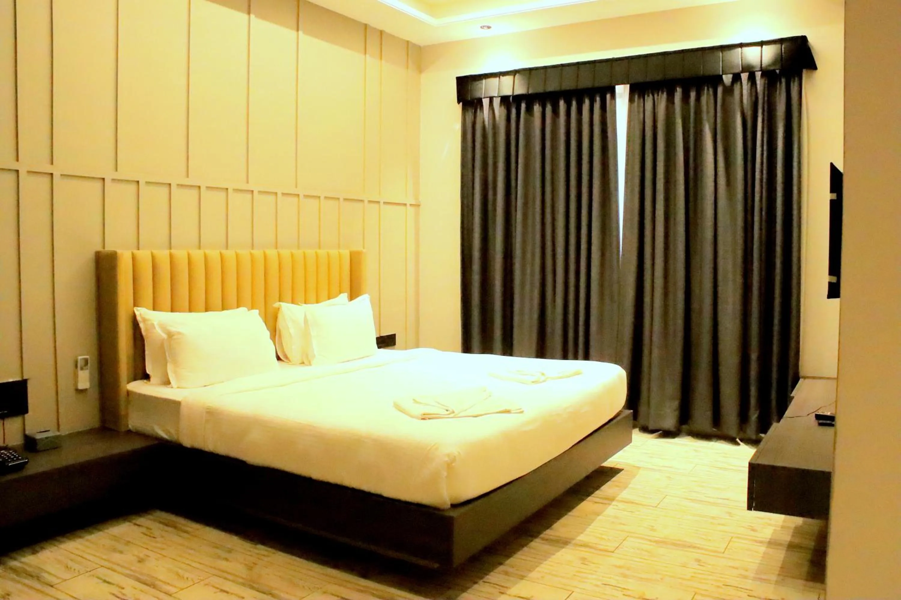 Bed in Hotel Statusinn, Ichalkaranji