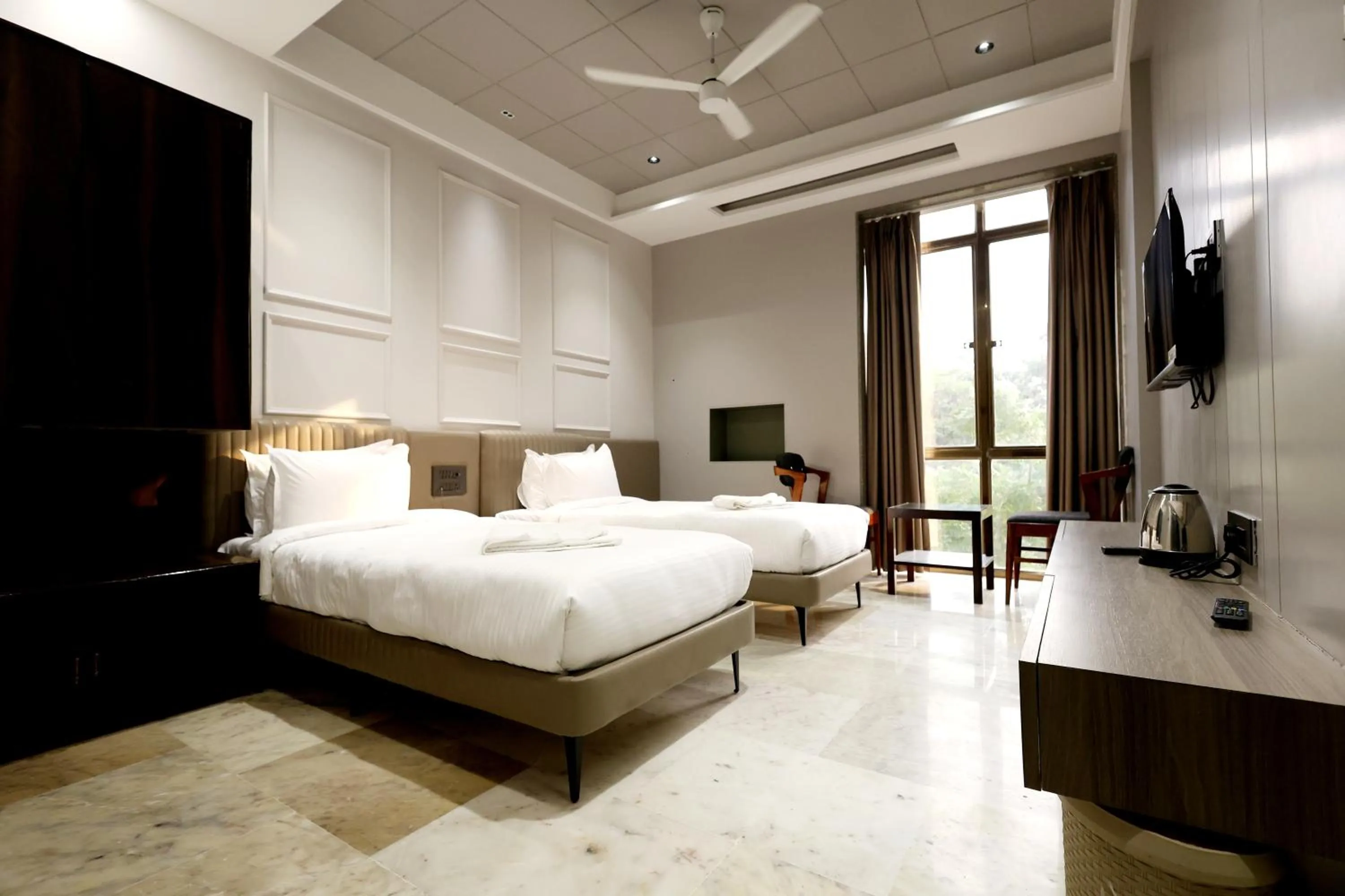 Bed in Hotel Statusinn, Ichalkaranji