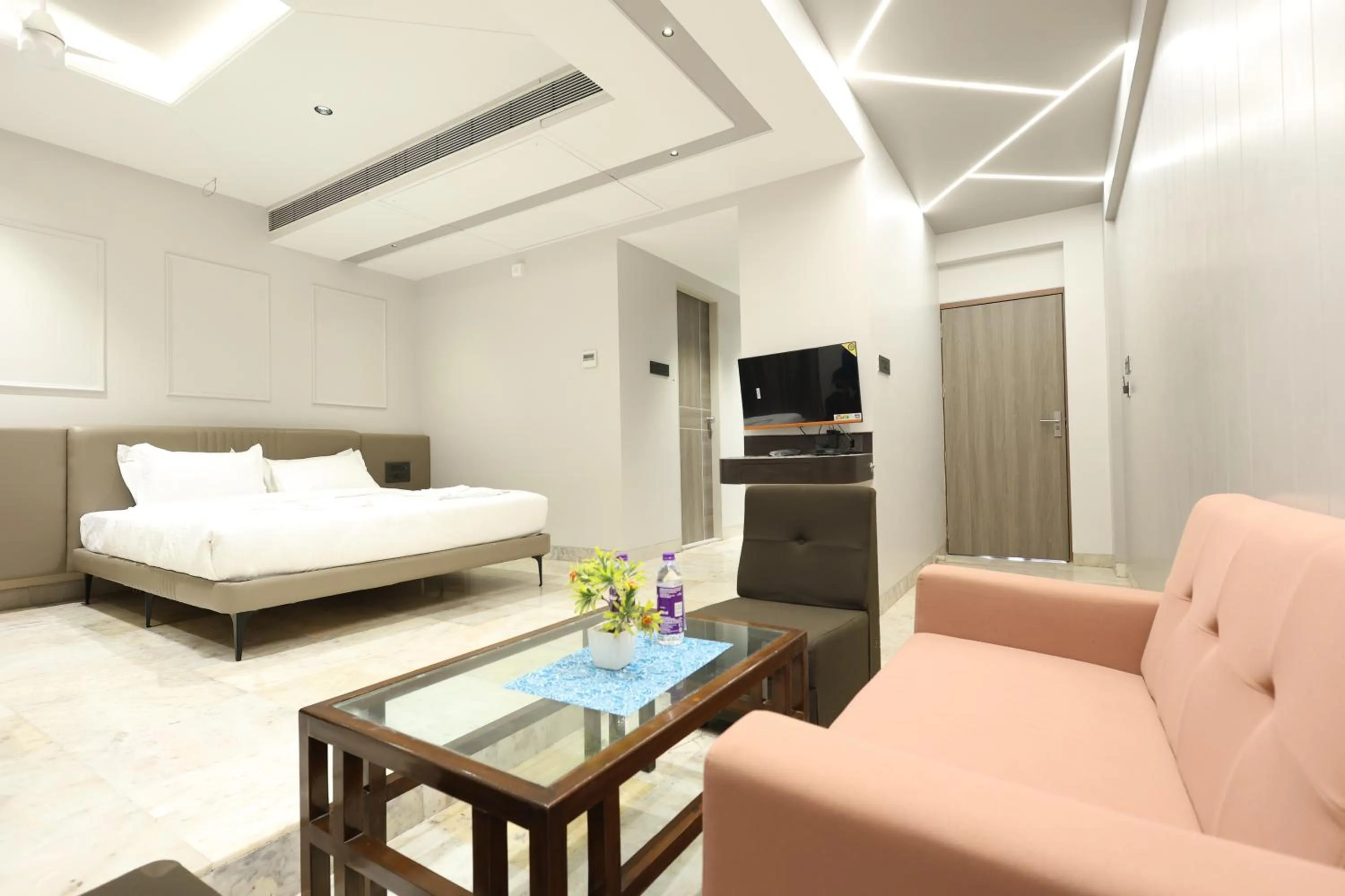 Bedroom, Bed in Hotel Statusinn, Ichalkaranji