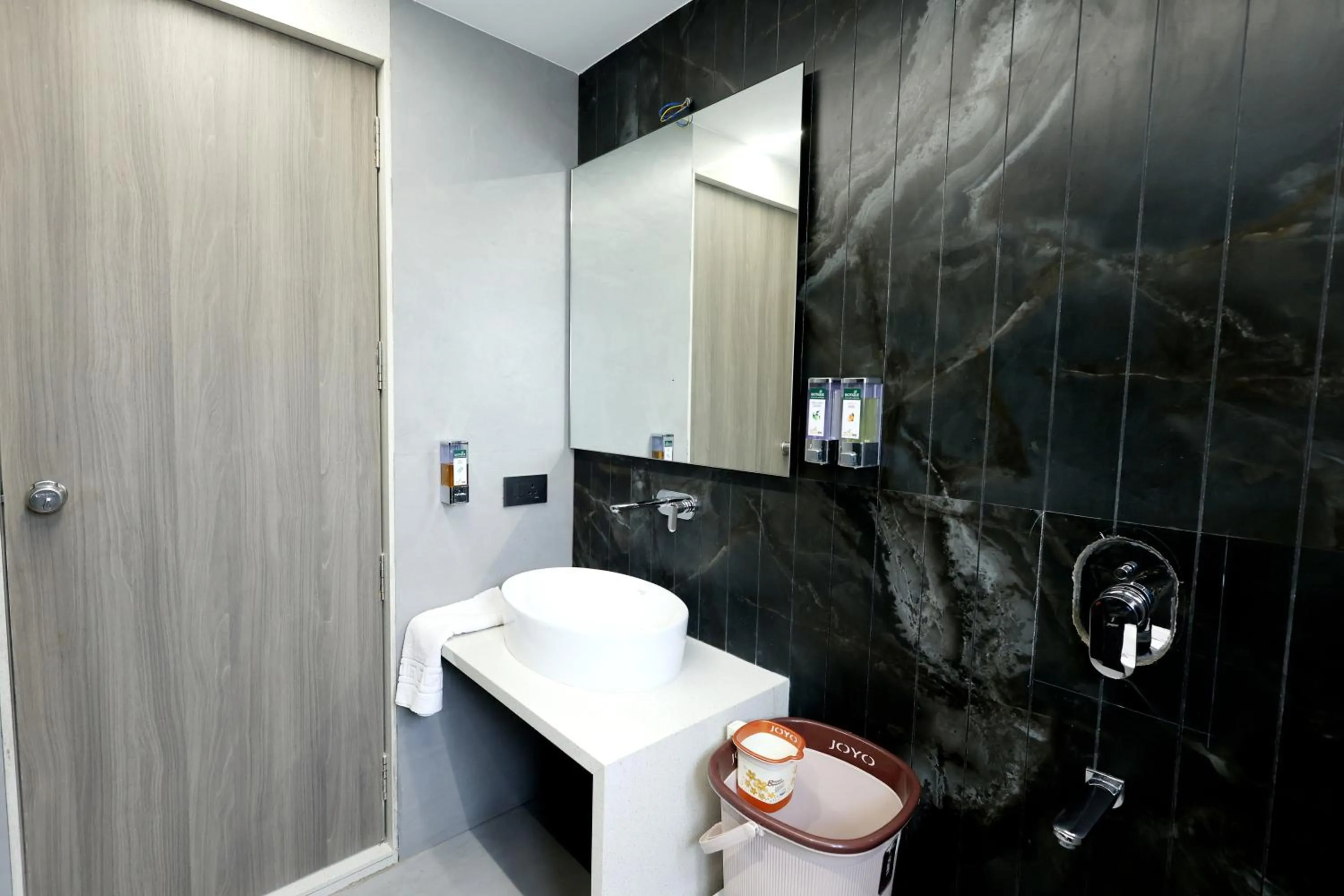 Shower in Hotel Statusinn, Ichalkaranji