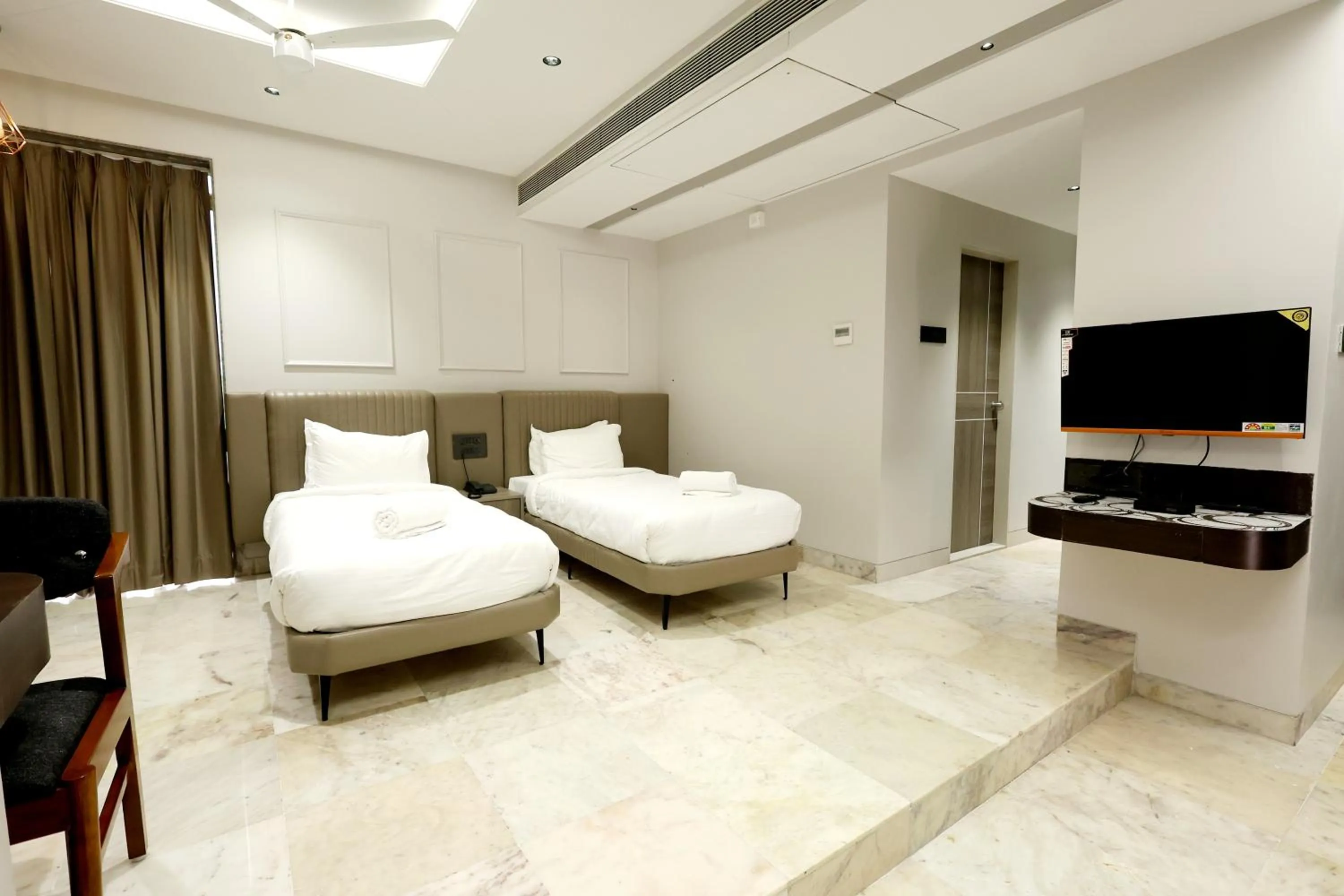 Bedroom, Bed in Hotel Statusinn, Ichalkaranji