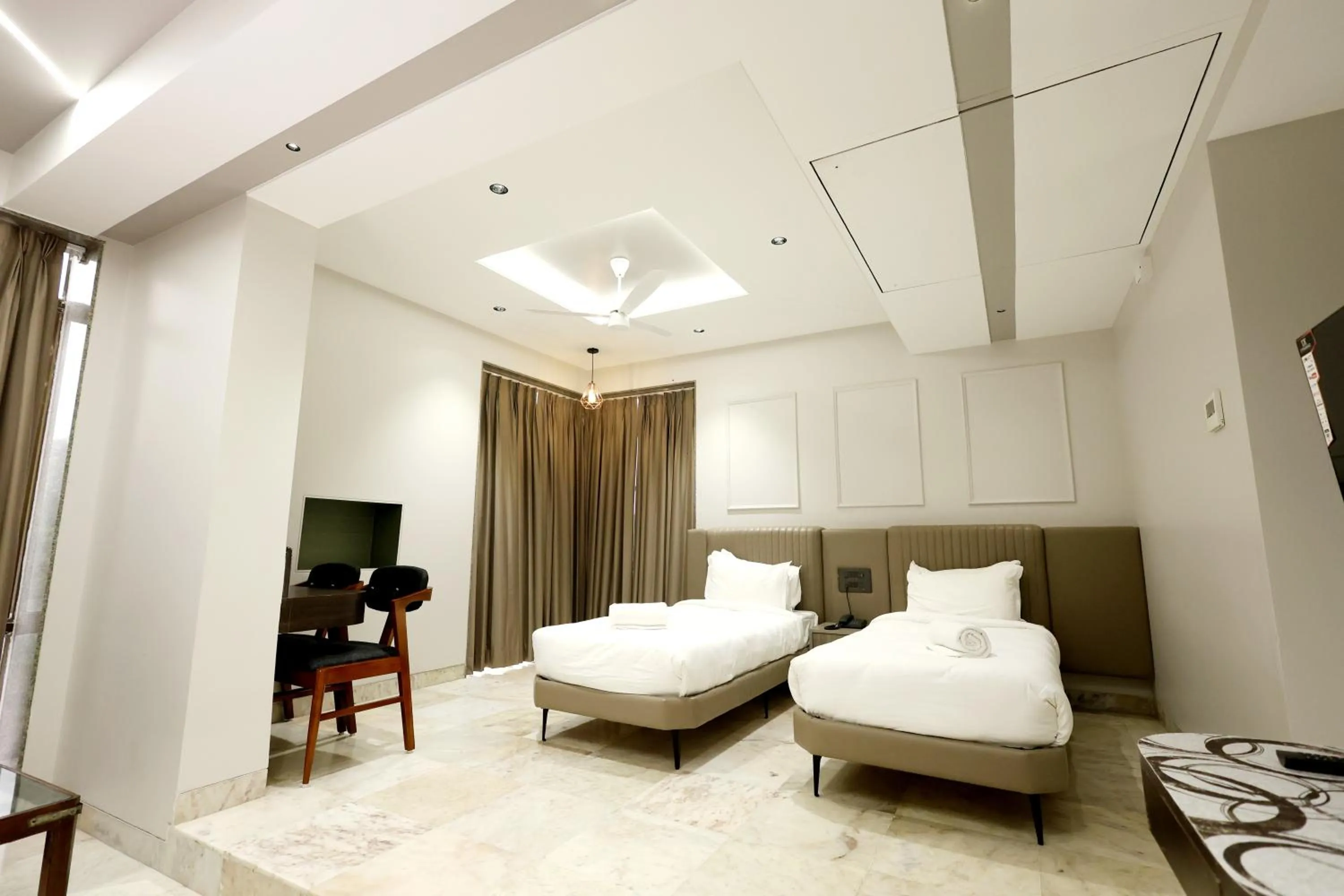 Bed in Hotel Statusinn, Ichalkaranji