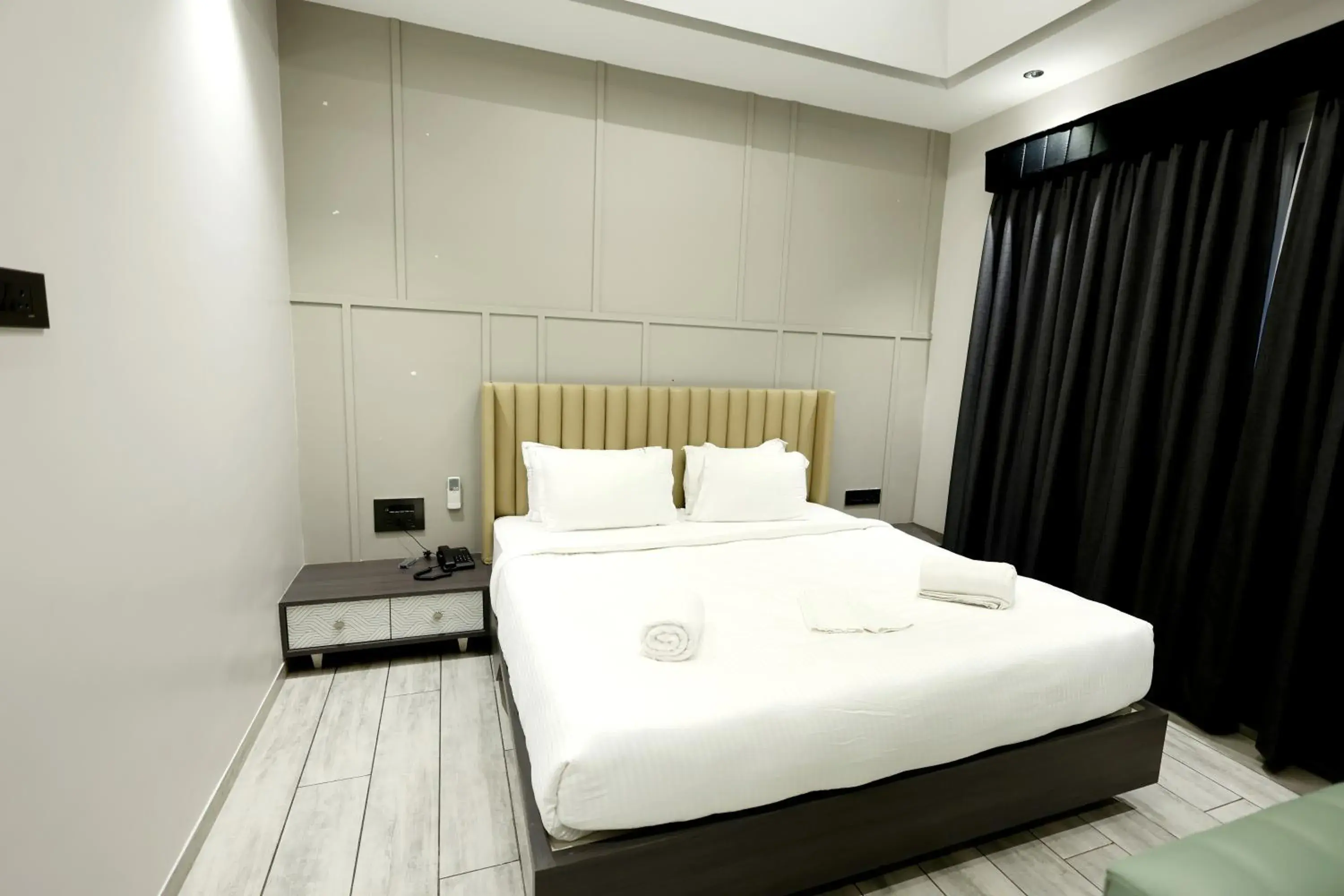 Photo of the whole room, Bed in Hotel Statusinn, Ichalkaranji Photo of the whole room, Bed in Hotel Statusinn, Ichalkaranji