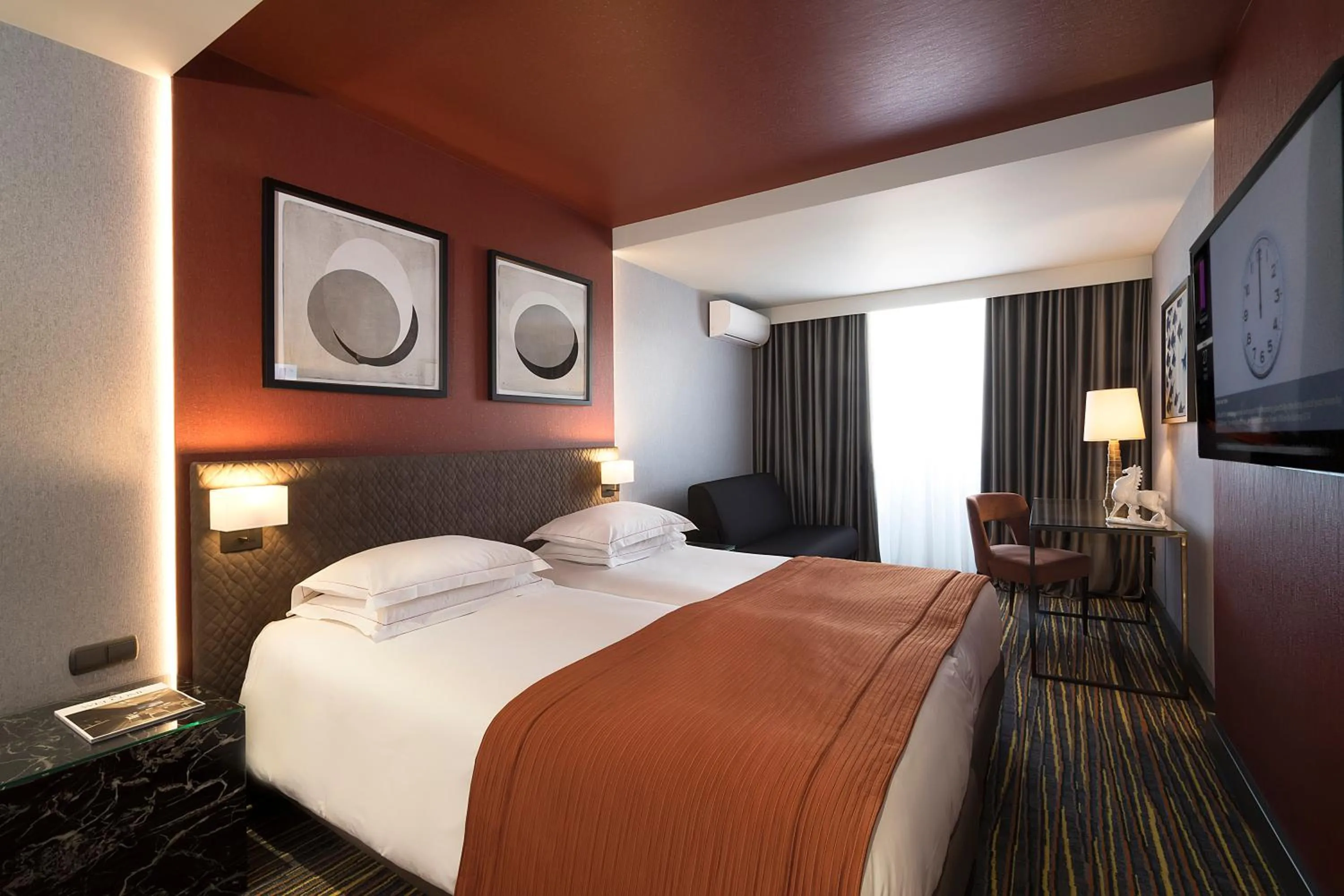 Photo of the whole room, Bed in President Hotel Athens