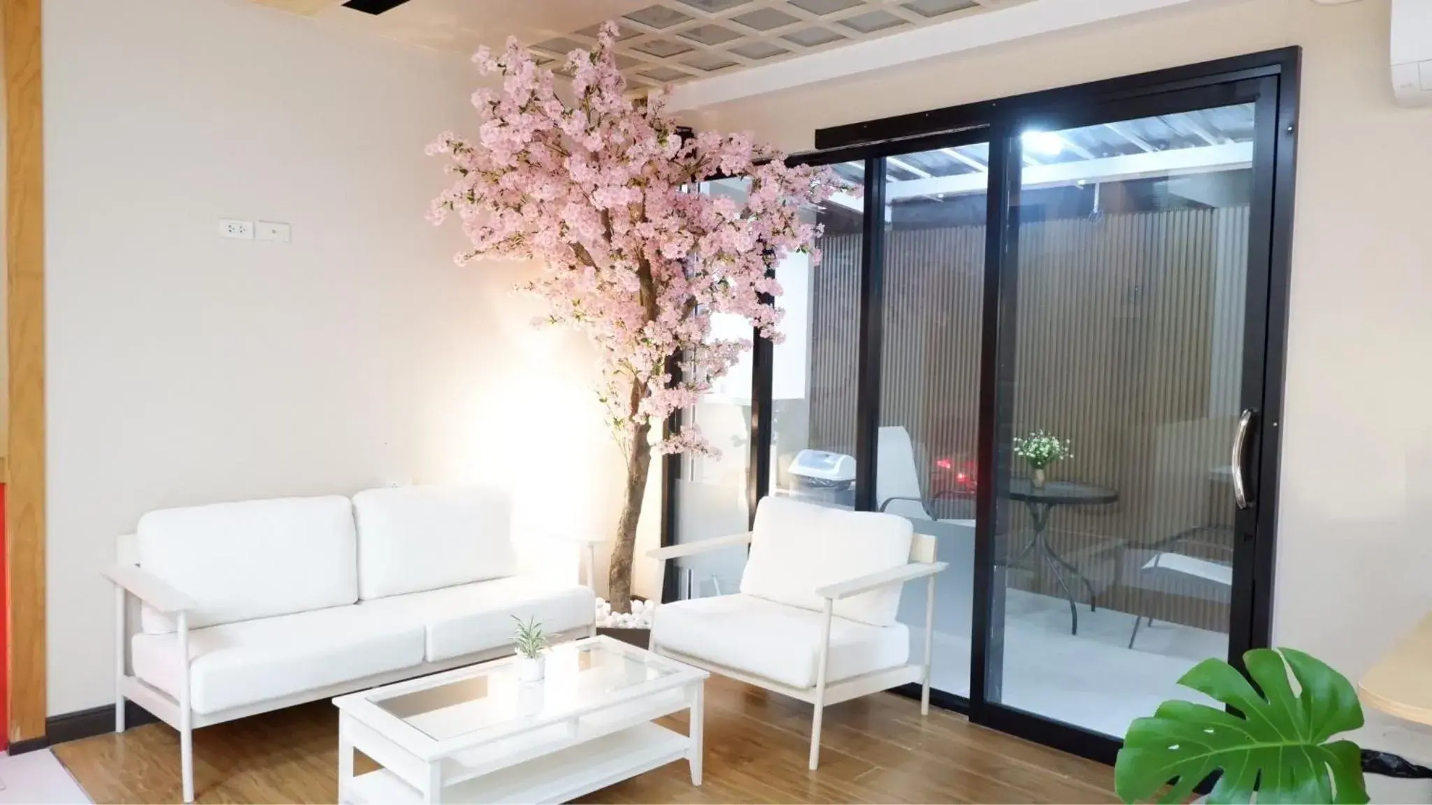 Shi-ro-i Poshtel Shi-ro-i Poshtel