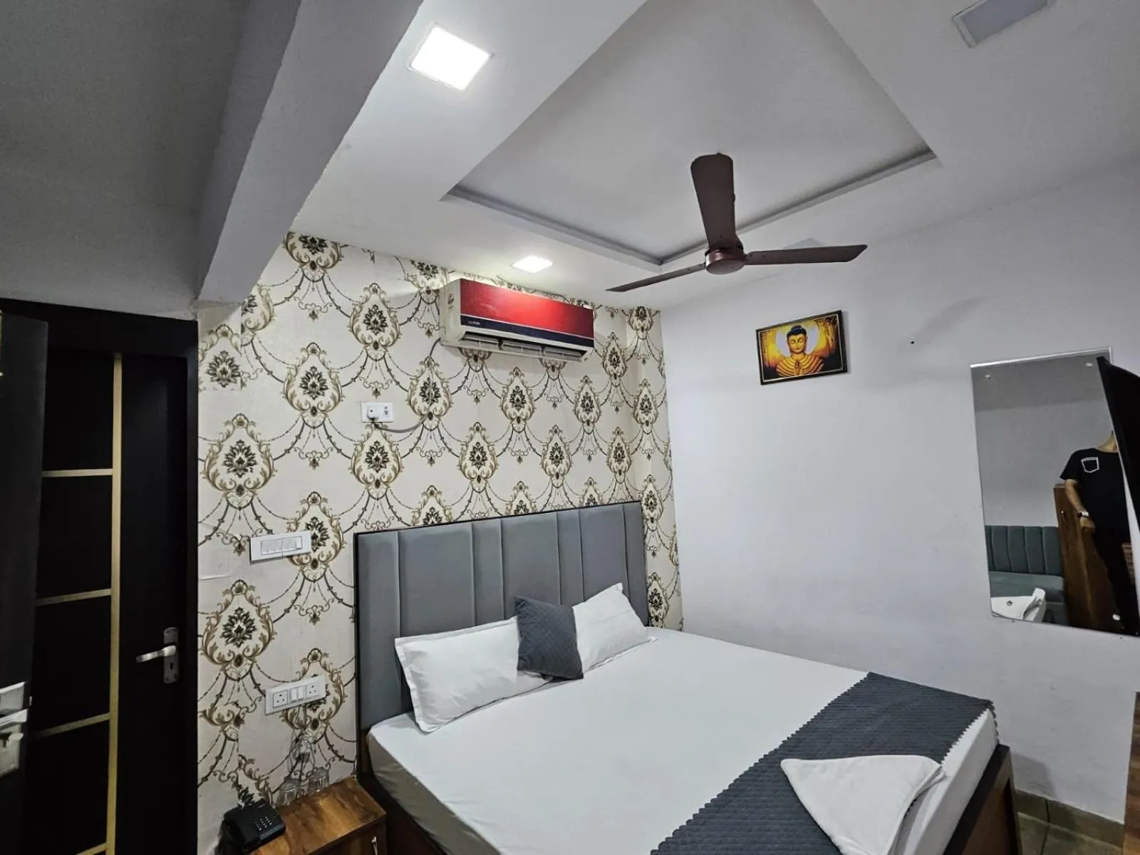 Bed in Jhansi Castle Inn