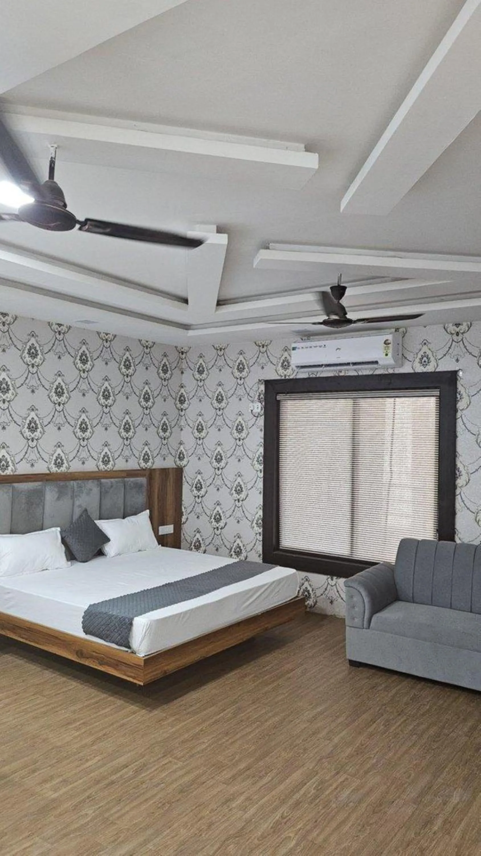 Bed in Jhansi Castle Inn