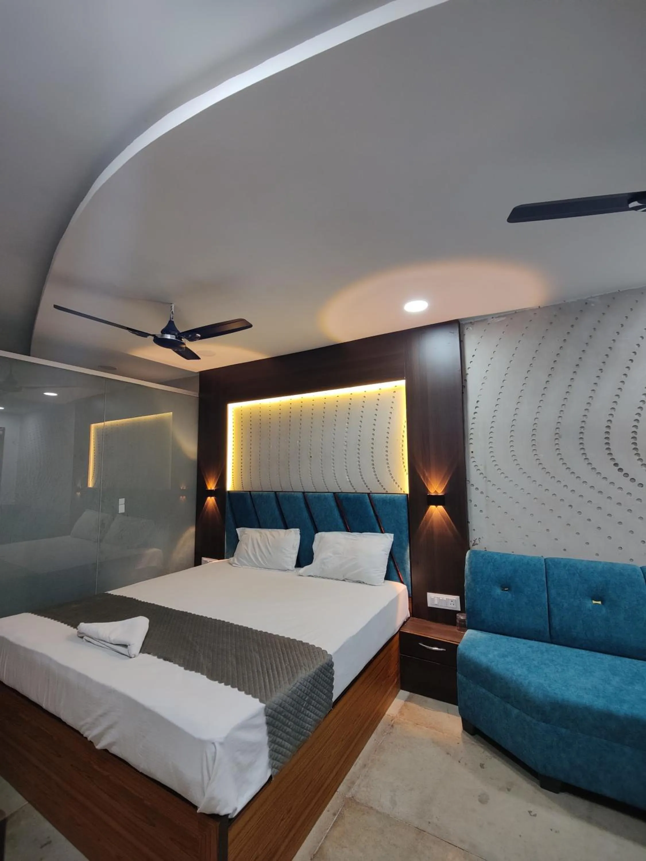 Bedroom, Bed in Jhansi Castle Inn