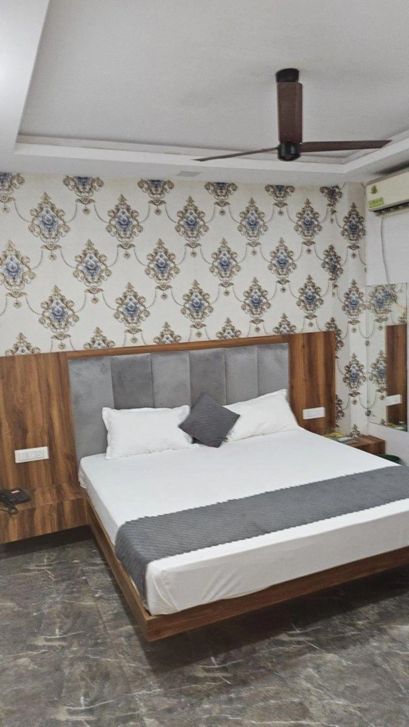 Bed in Jhansi Castle Inn