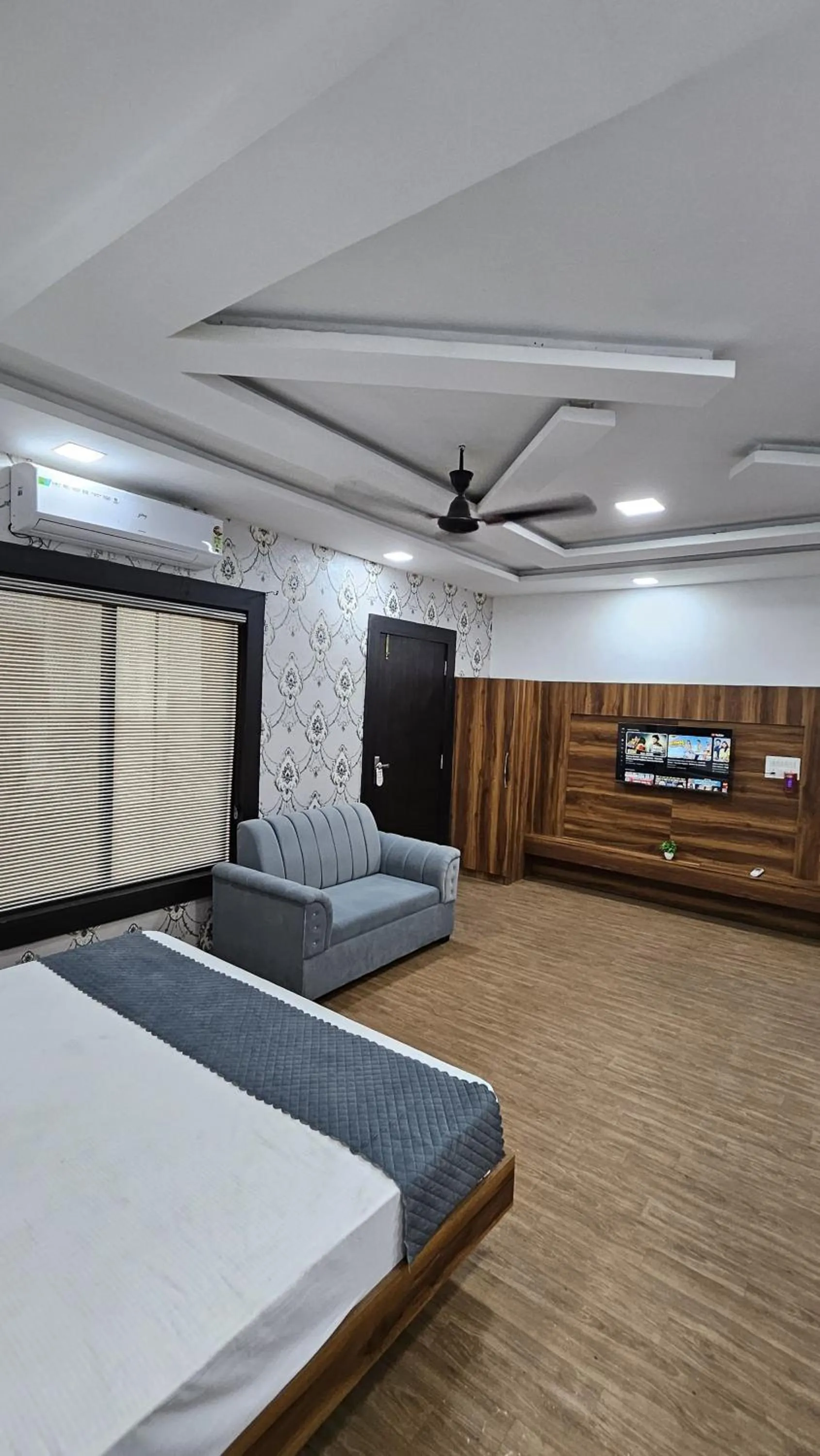 Seating area, Bed in Jhansi Castle Inn