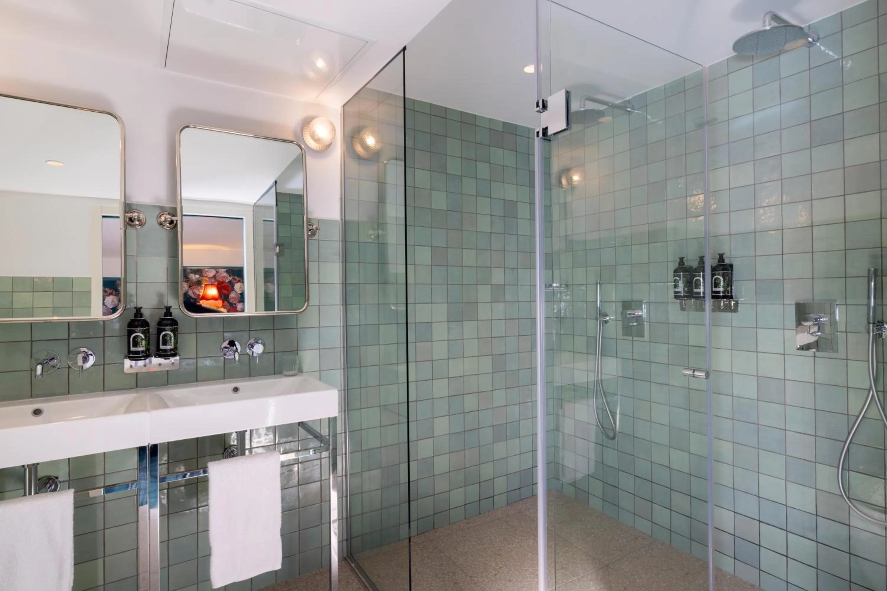 Shower in Hôtel Ginette à la Folie & Spa