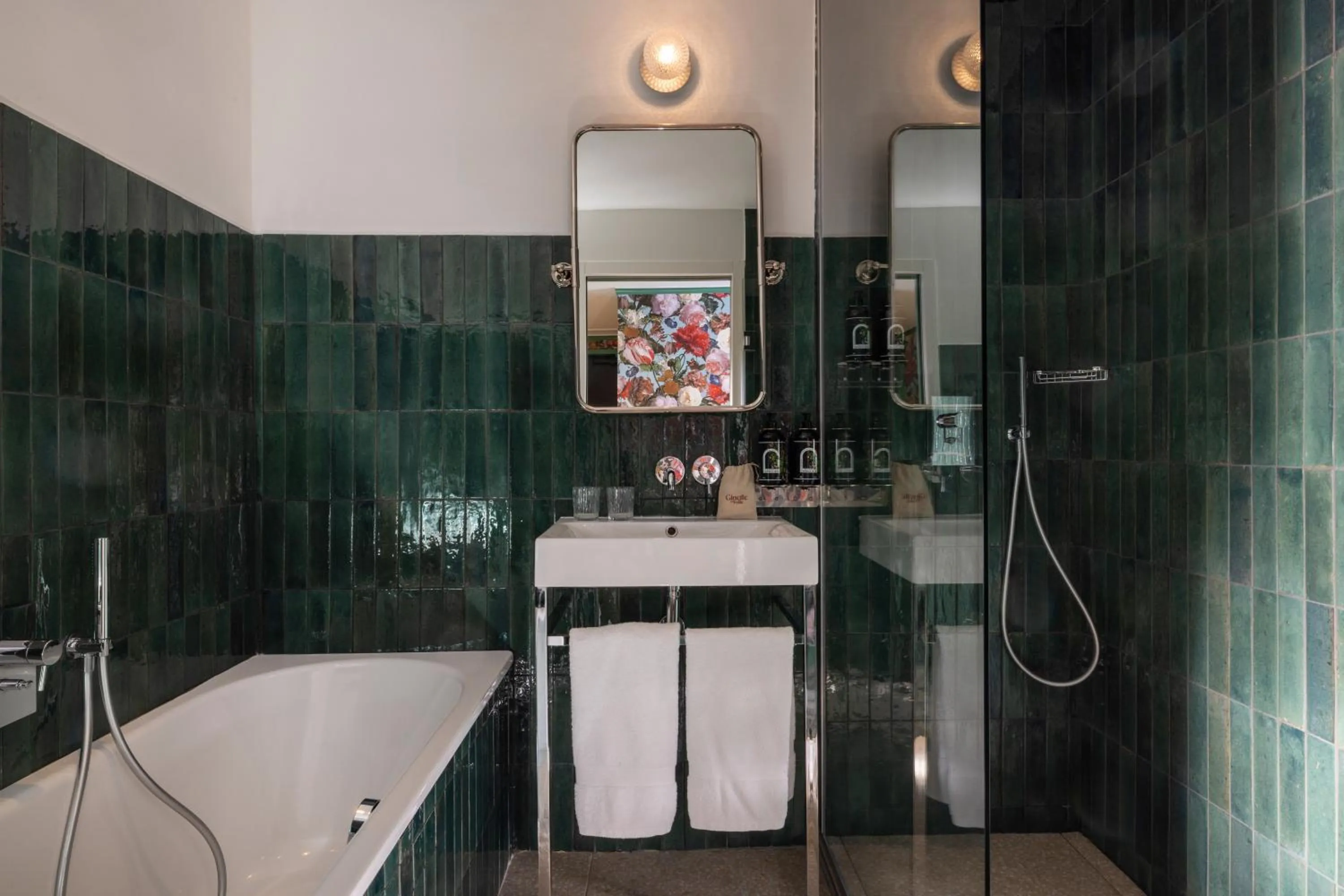 Shower in Hôtel Ginette à la Folie & Spa