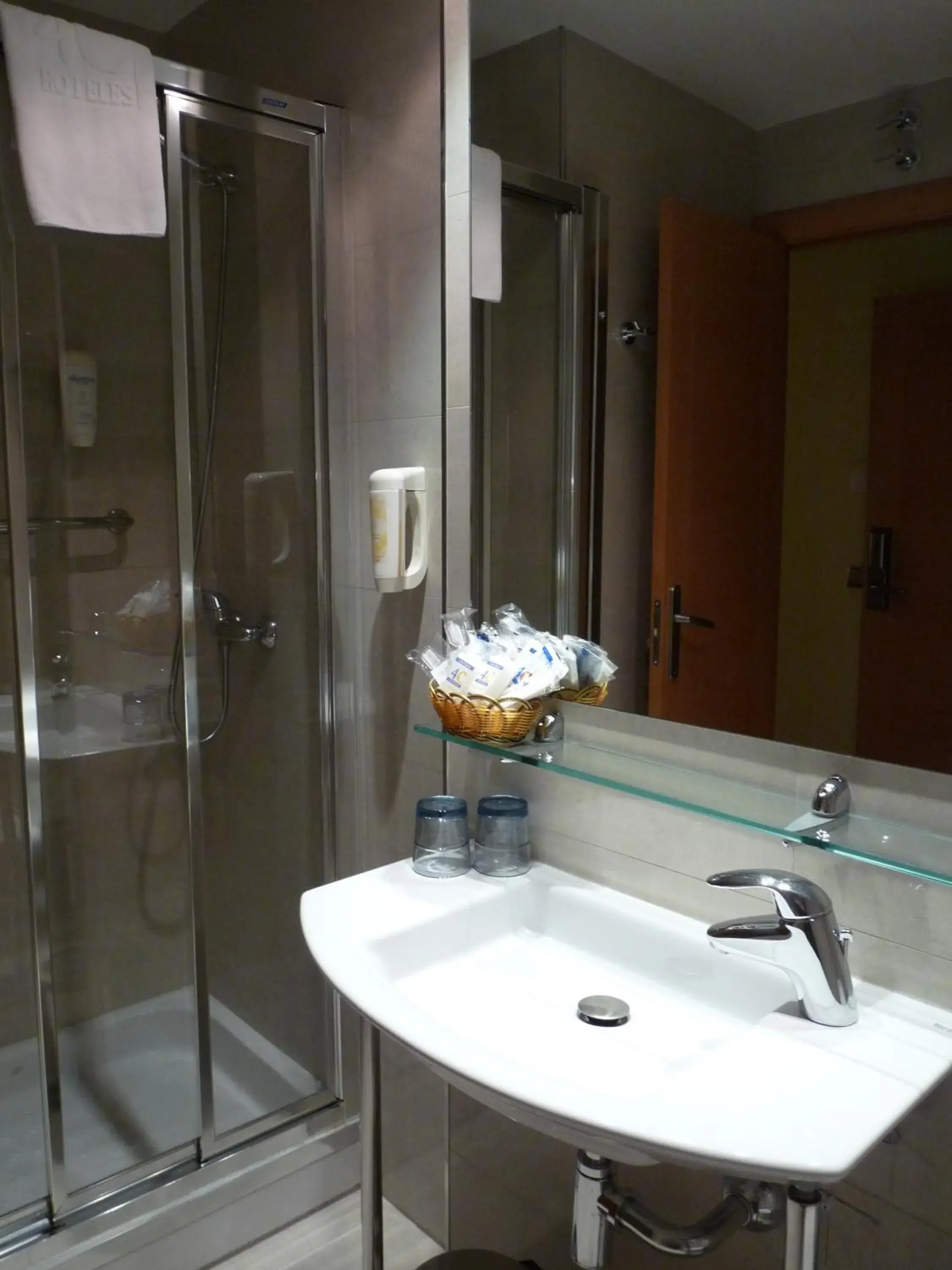 Bathroom in Hotel 4C Puerta Europa