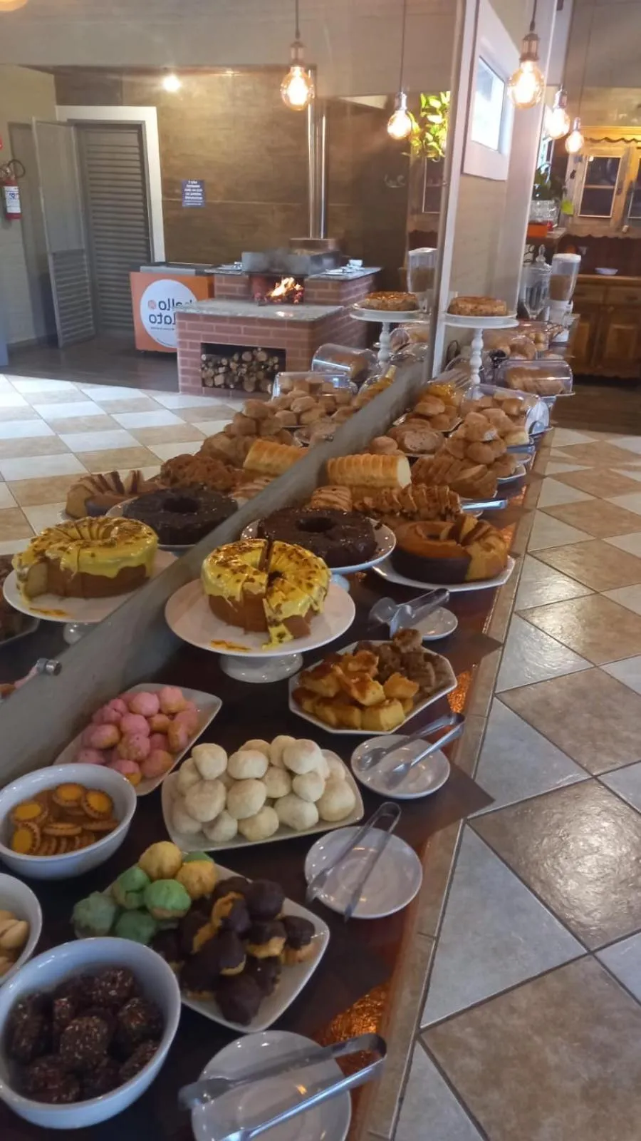 Buffet breakfast in Vale das Orquídeas Pousada