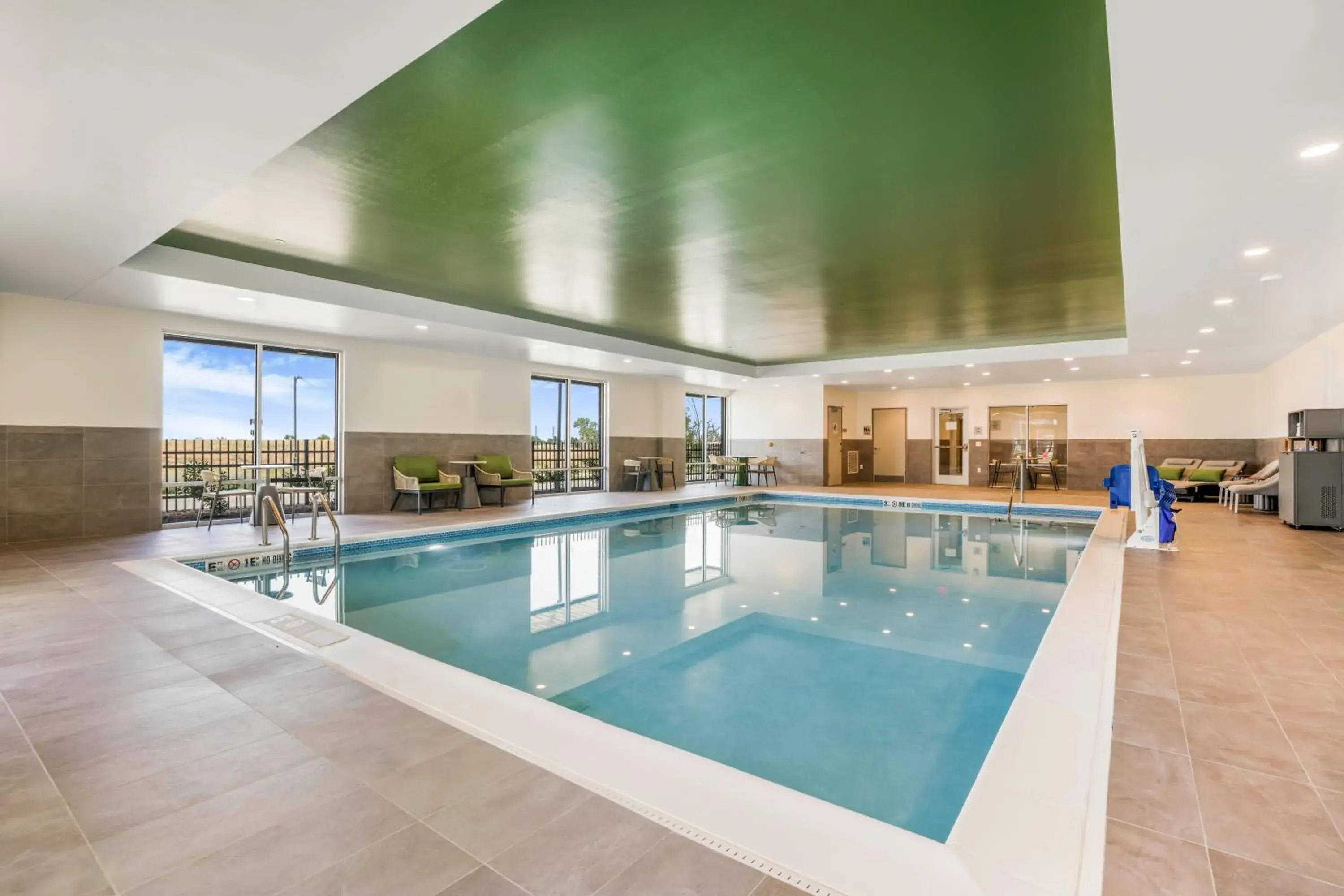 Swimming pool in Hampton Inn Aurora Medical Center Denver Swimming pool in Hampton Inn Aurora Medical Center Denver