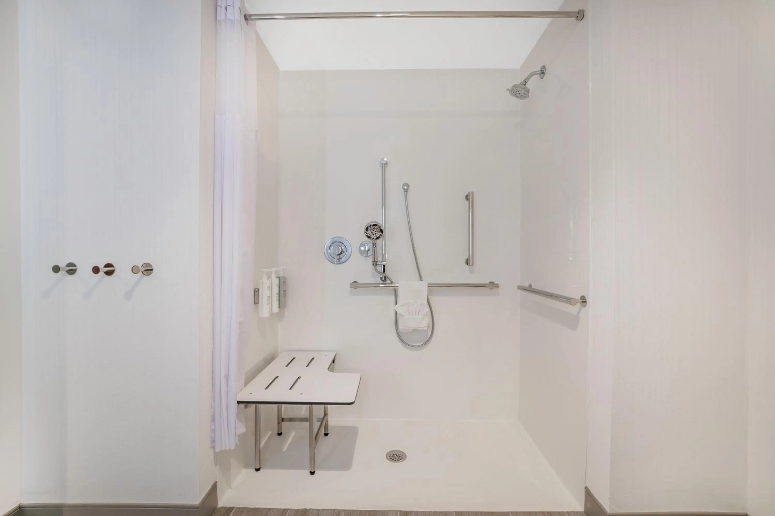 Bathroom in Hampton Inn Aurora Medical Center Denver