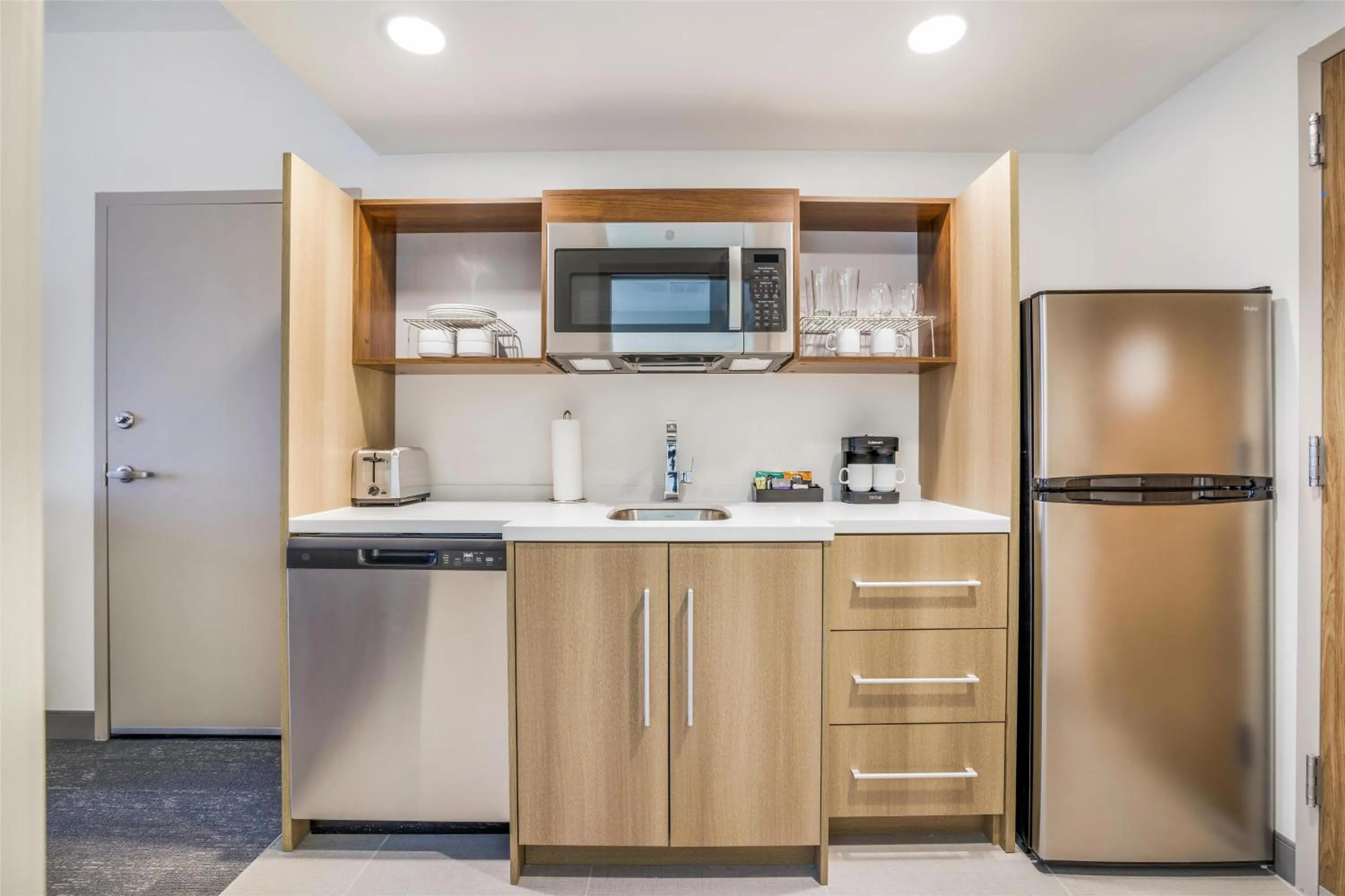 Kitchen or kitchenette in Home2 Suites By Hilton Aurora Medical Center Denver
