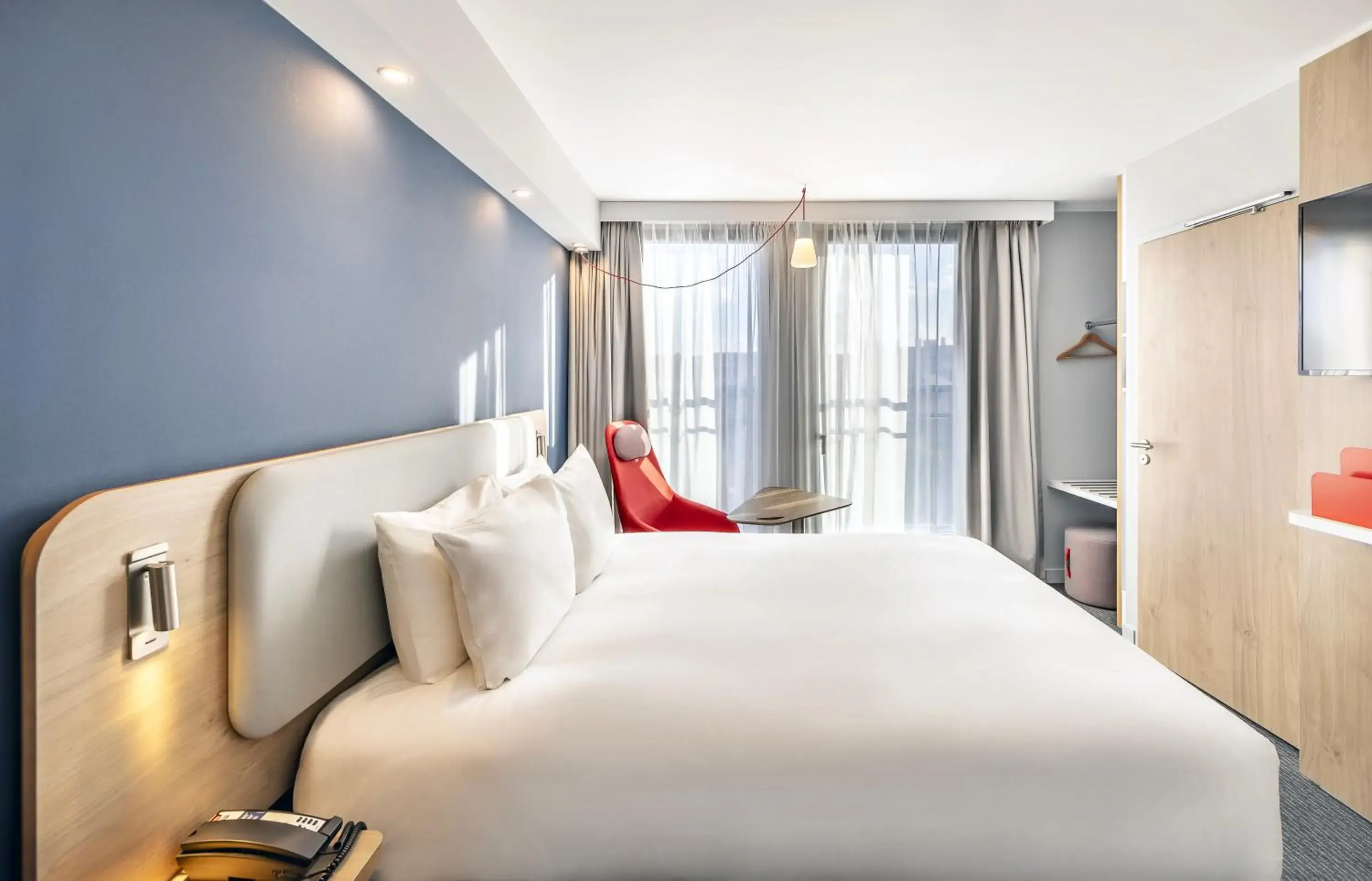 Bedroom, Bed in Holiday Inn Express Paris - Poissy by IHG Bedroom, Bed in Holiday Inn Express Paris - Poissy by IHG