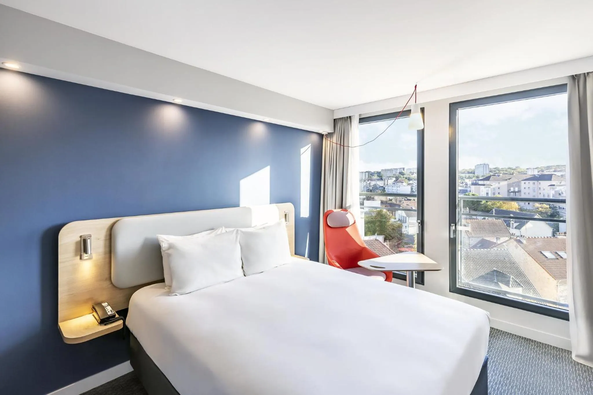 Photo of the whole room, Bed in Holiday Inn Express Paris - Poissy by IHG