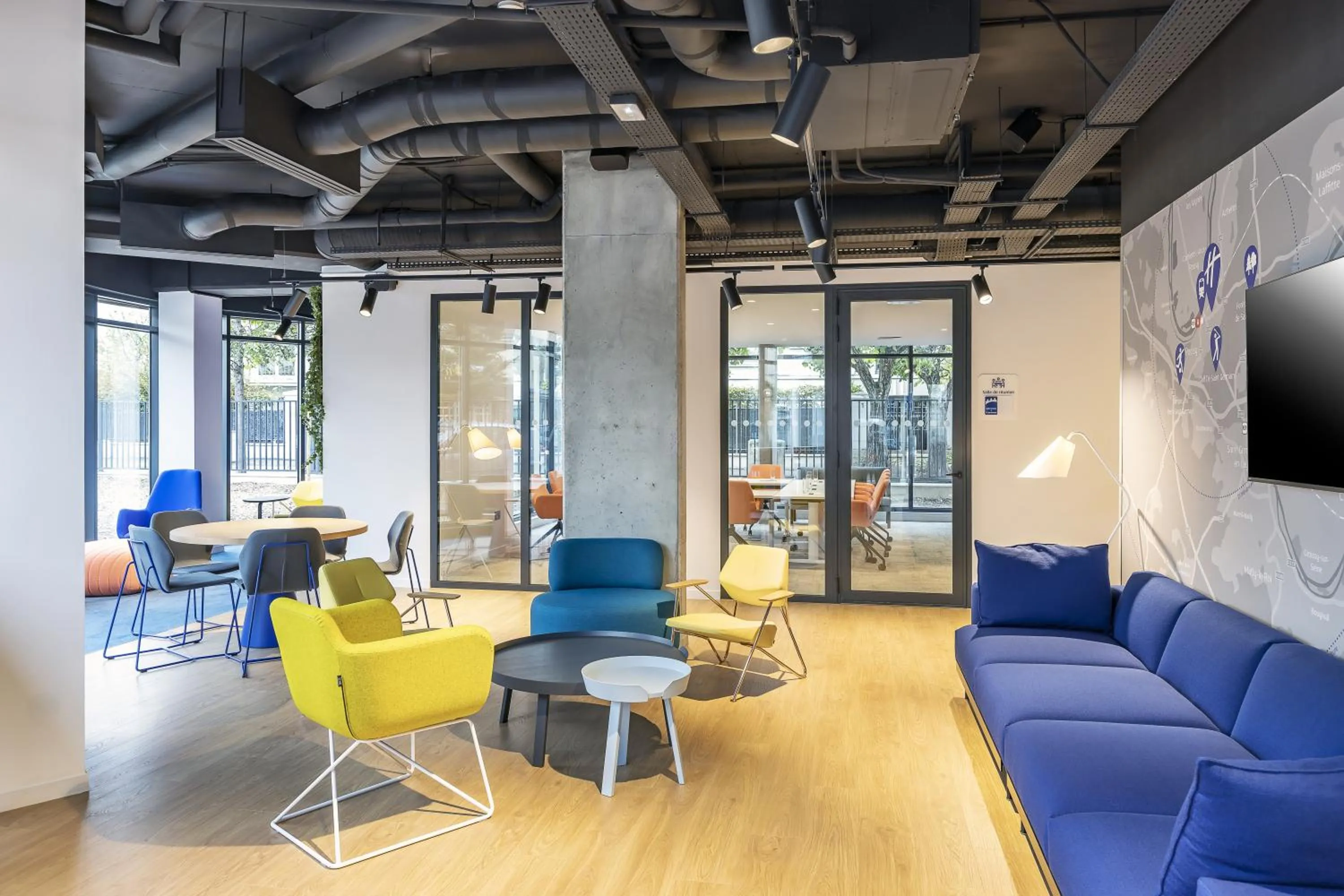 Communal lounge/ TV room in Holiday Inn Express Paris - Poissy by IHG