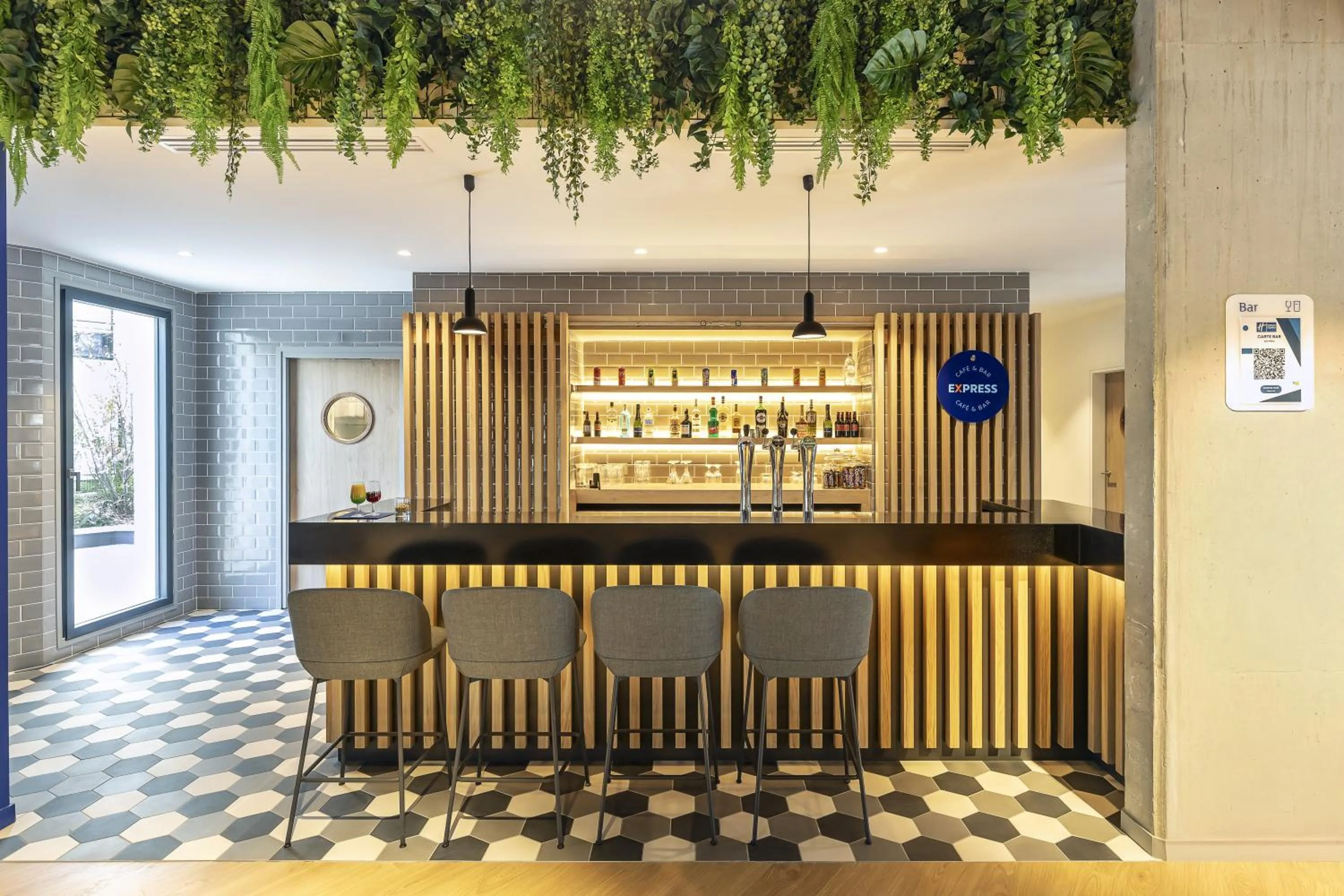 Lounge or bar in Holiday Inn Express Paris - Poissy by IHG