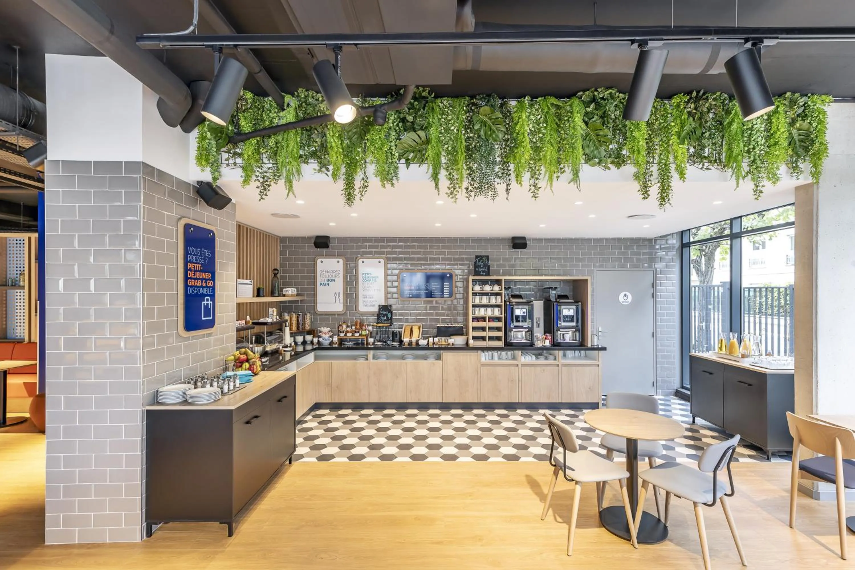 Restaurant/places to eat in Holiday Inn Express Paris - Poissy by IHG