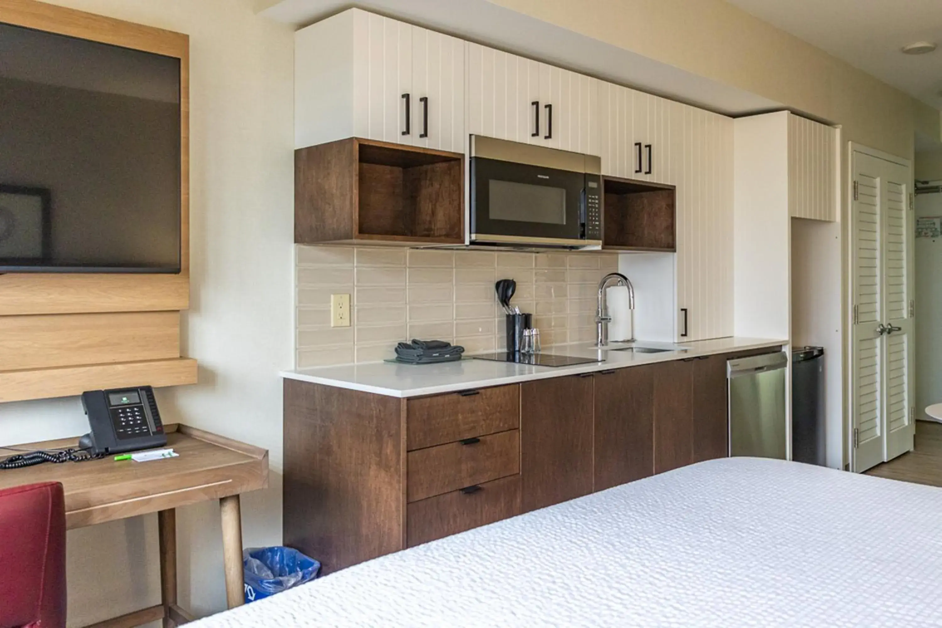 Photo of the whole room, Bed in Staybridge Suites St. Catharines Conf Ctr by IHG Photo of the whole room, Bed in Staybridge Suites St. Catharines Conf Ctr by IHG