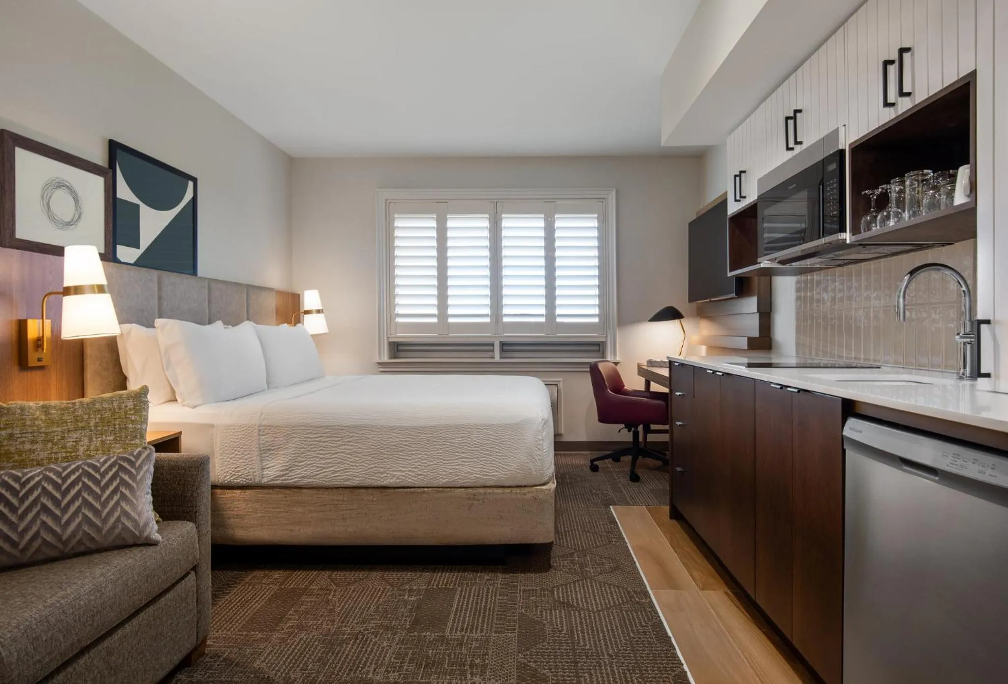 Photo of the whole room, Bed in Staybridge Suites St. Catharines Conf Ctr by IHG