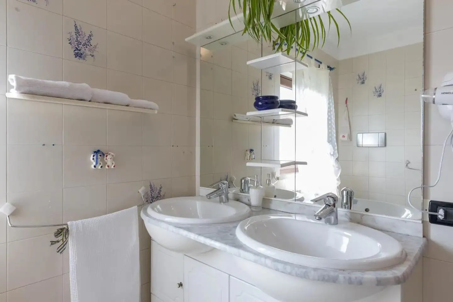 Bathroom in Au Jardin fleuri