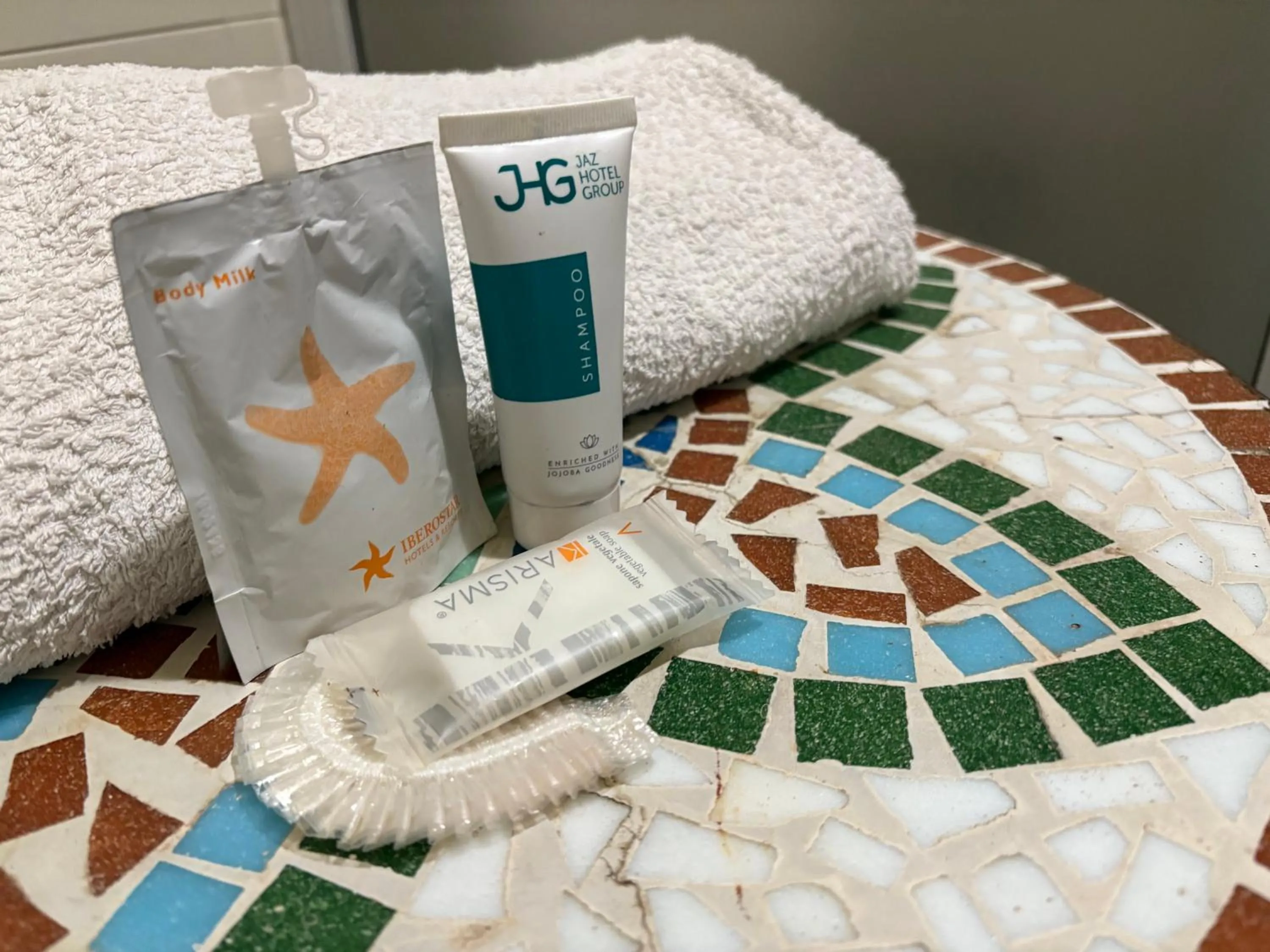 towels, Bed in Au Jardin fleuri