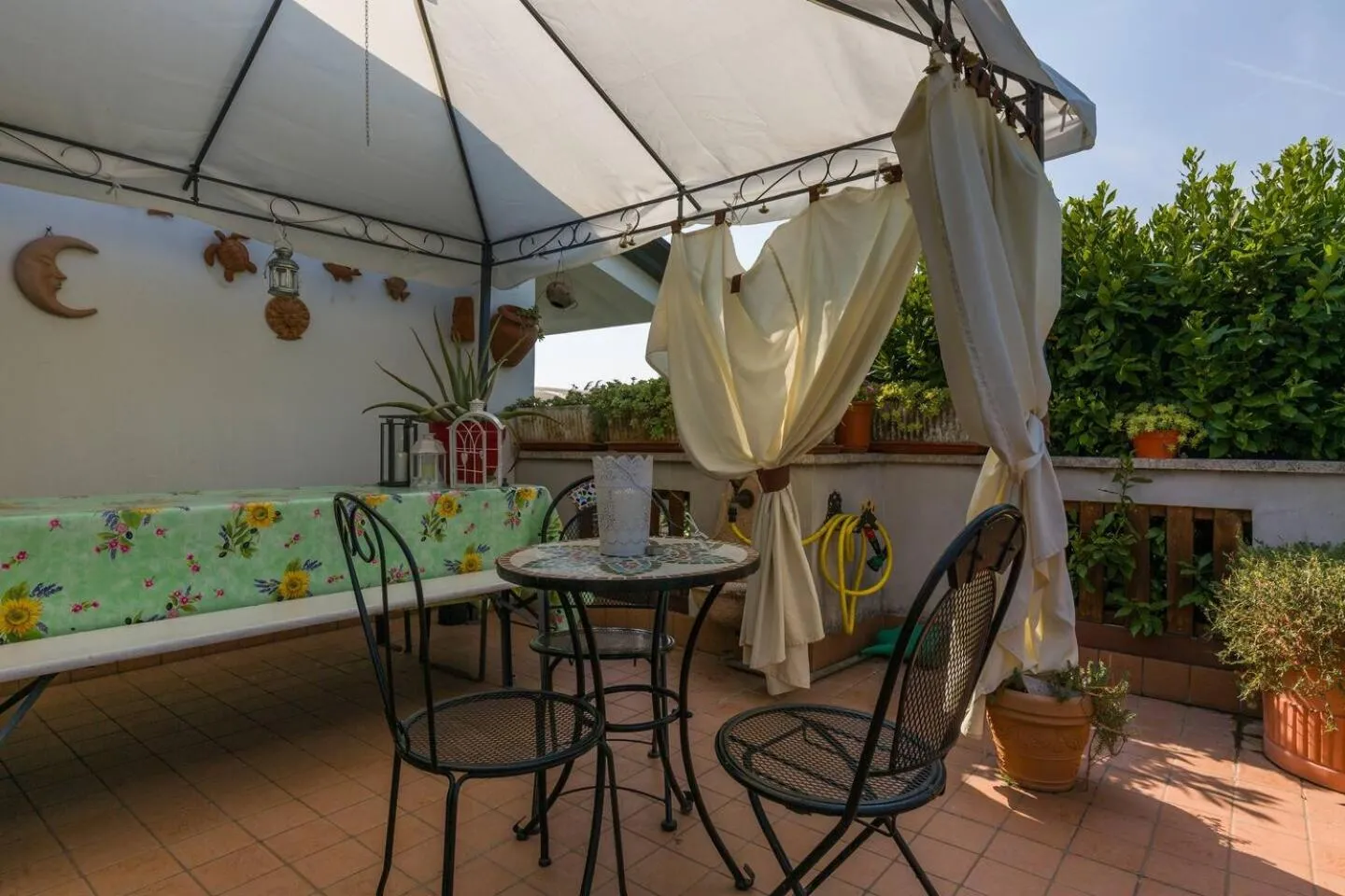 Balcony/Terrace in Au Jardin fleuri
