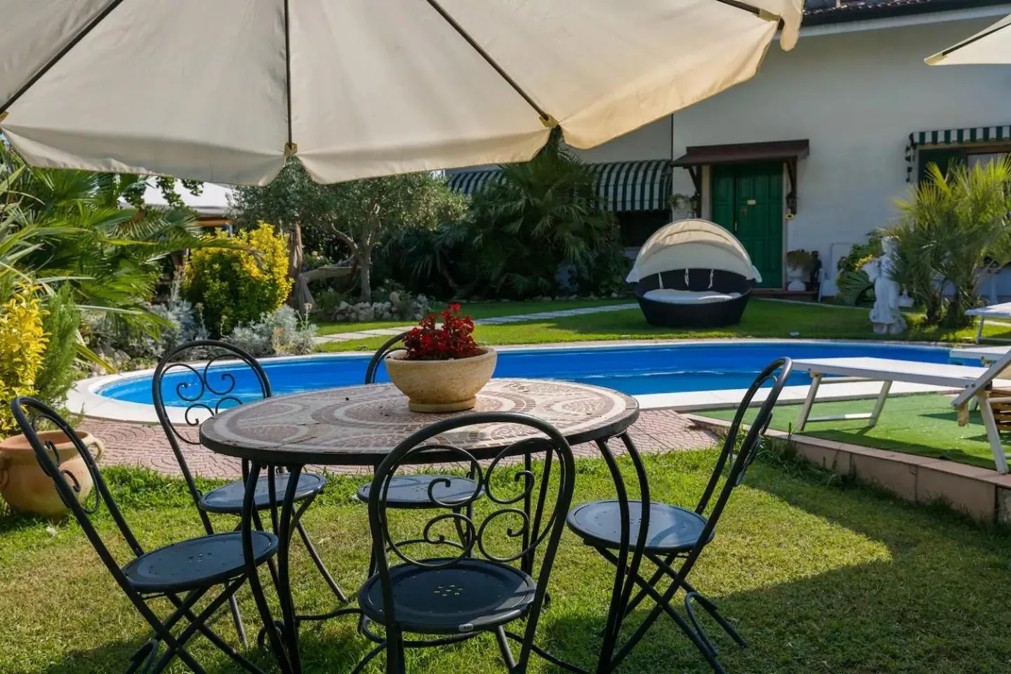 sunbed in Au Jardin fleuri