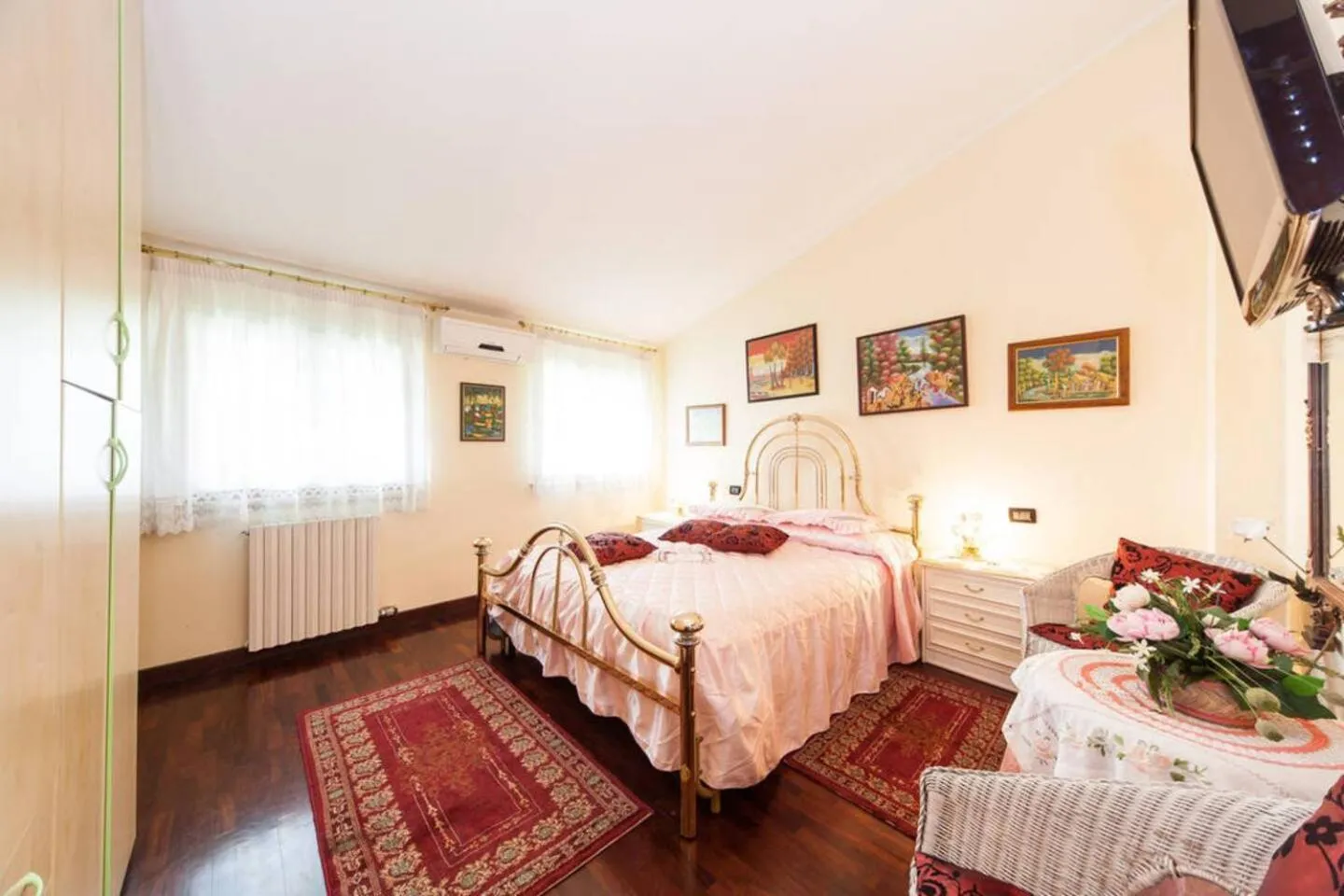 Photo of the whole room, Bed in Au Jardin fleuri