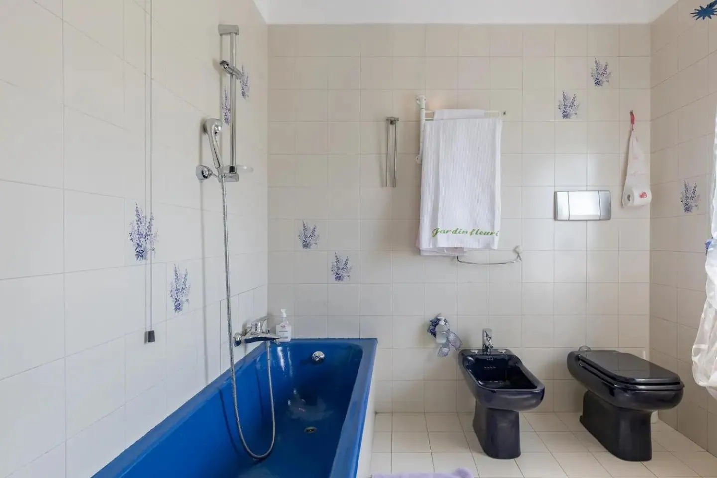 Bathroom in Au Jardin fleuri