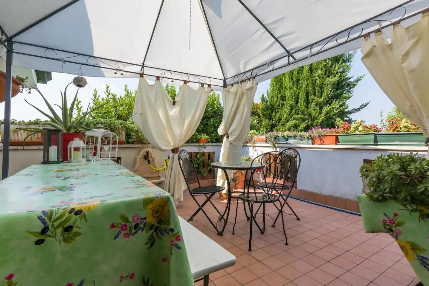 Balcony/Terrace in Au Jardin fleuri