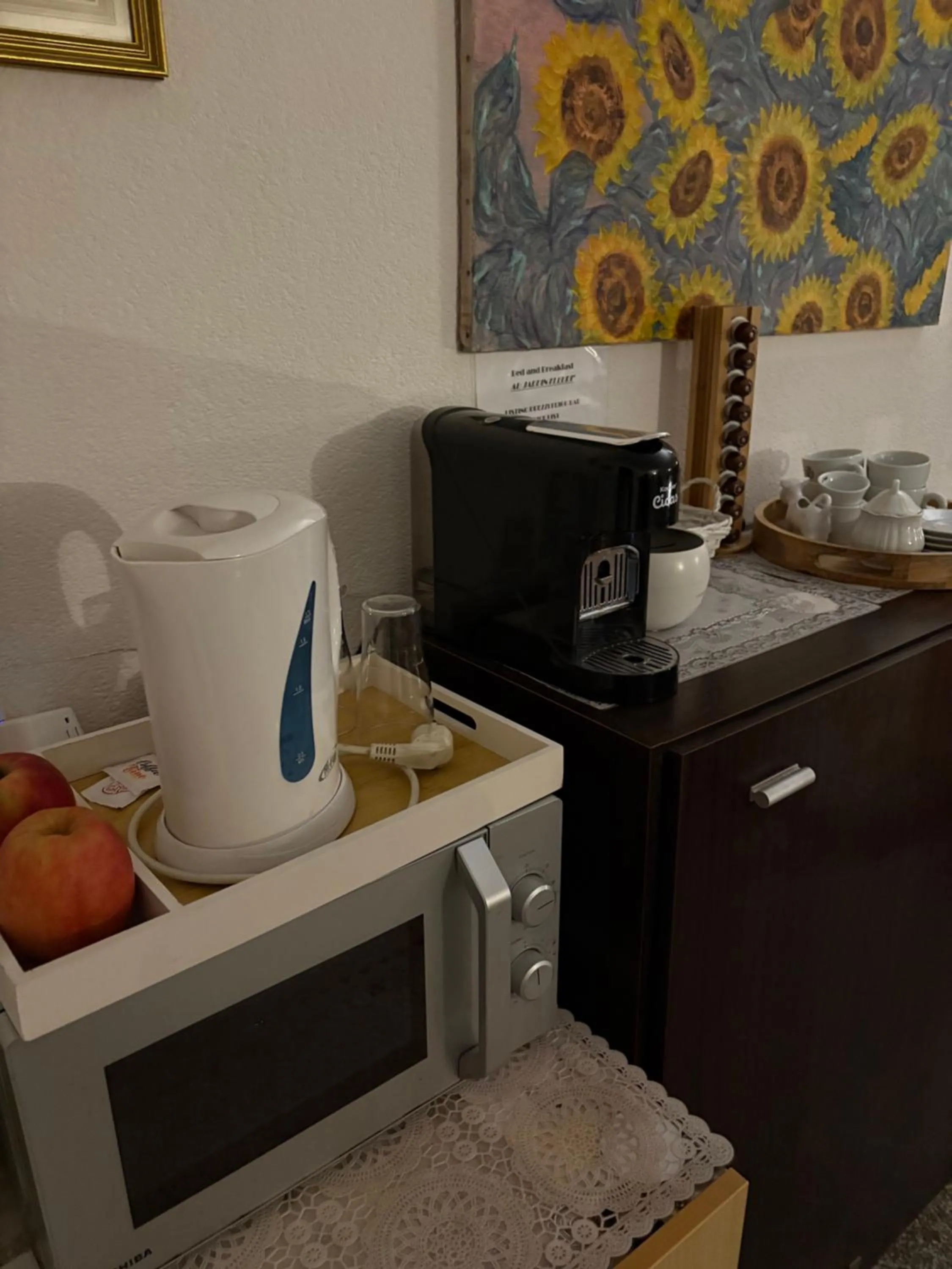 Coffee/tea facilities in Au Jardin fleuri