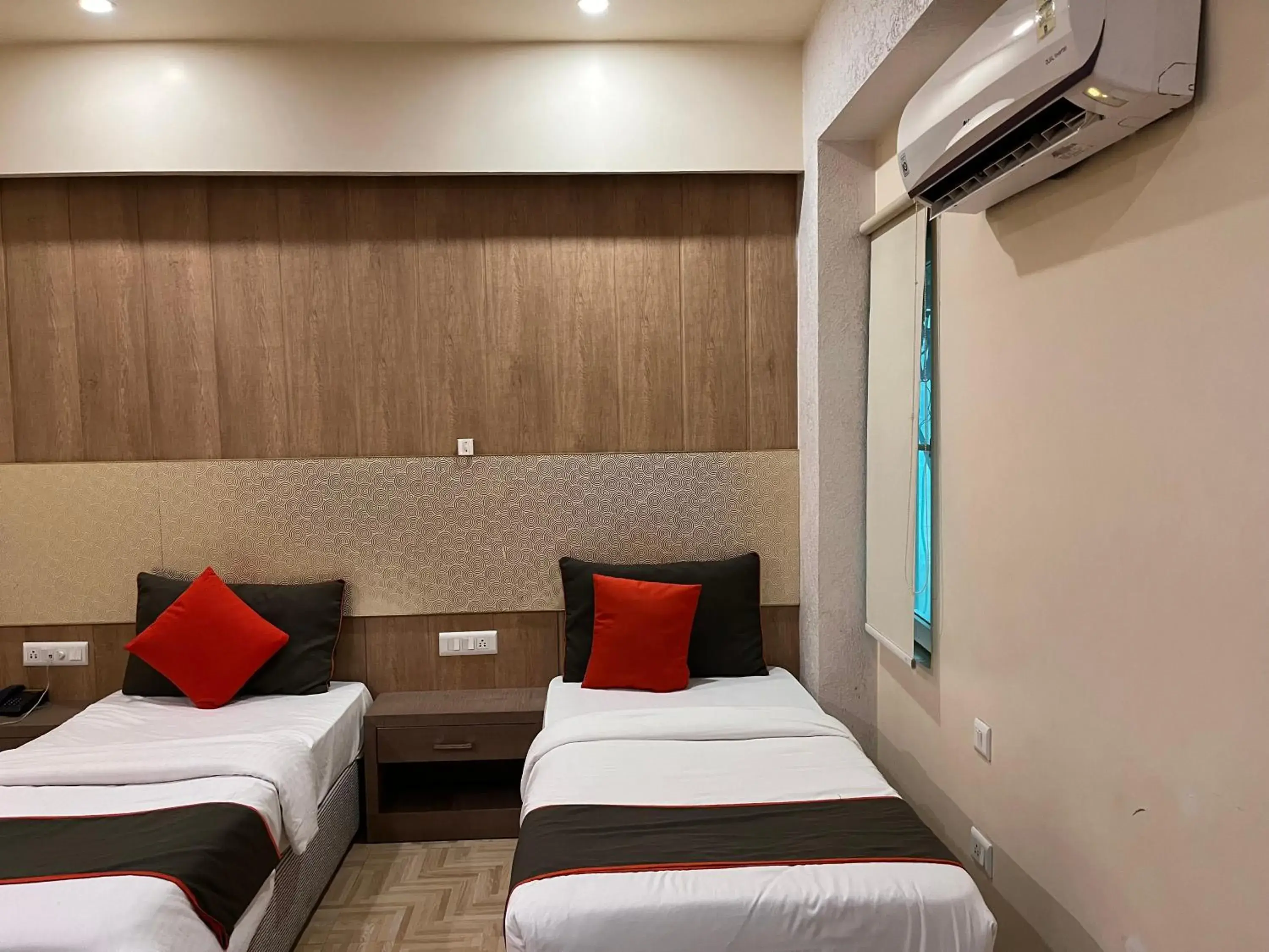 Twin Room with Bathroom in Hotel Ratana International Twin Room with Bathroom in Hotel Ratana International