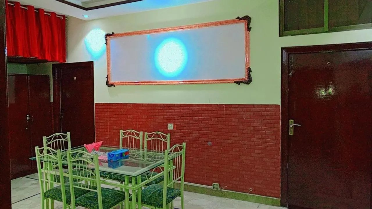 Restaurant/places to eat in AK Hotel Of Guest House