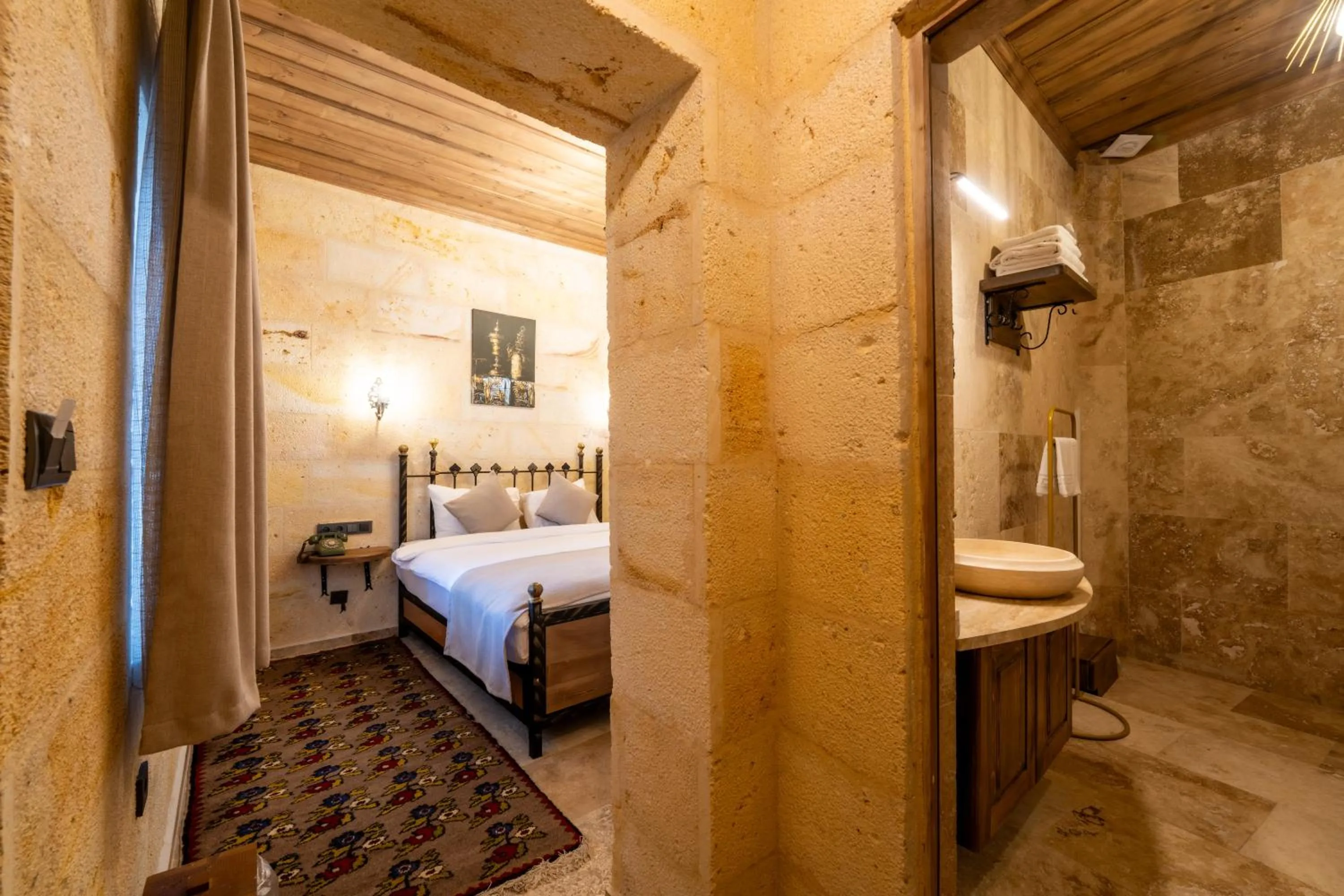 Shower, Bed in Library Cave House