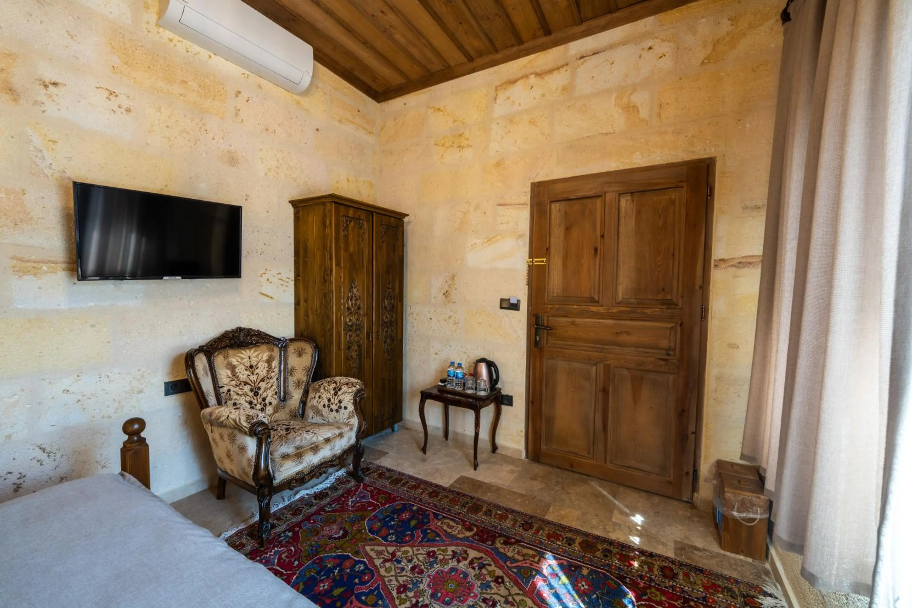 TV and multimedia in Library Cave House